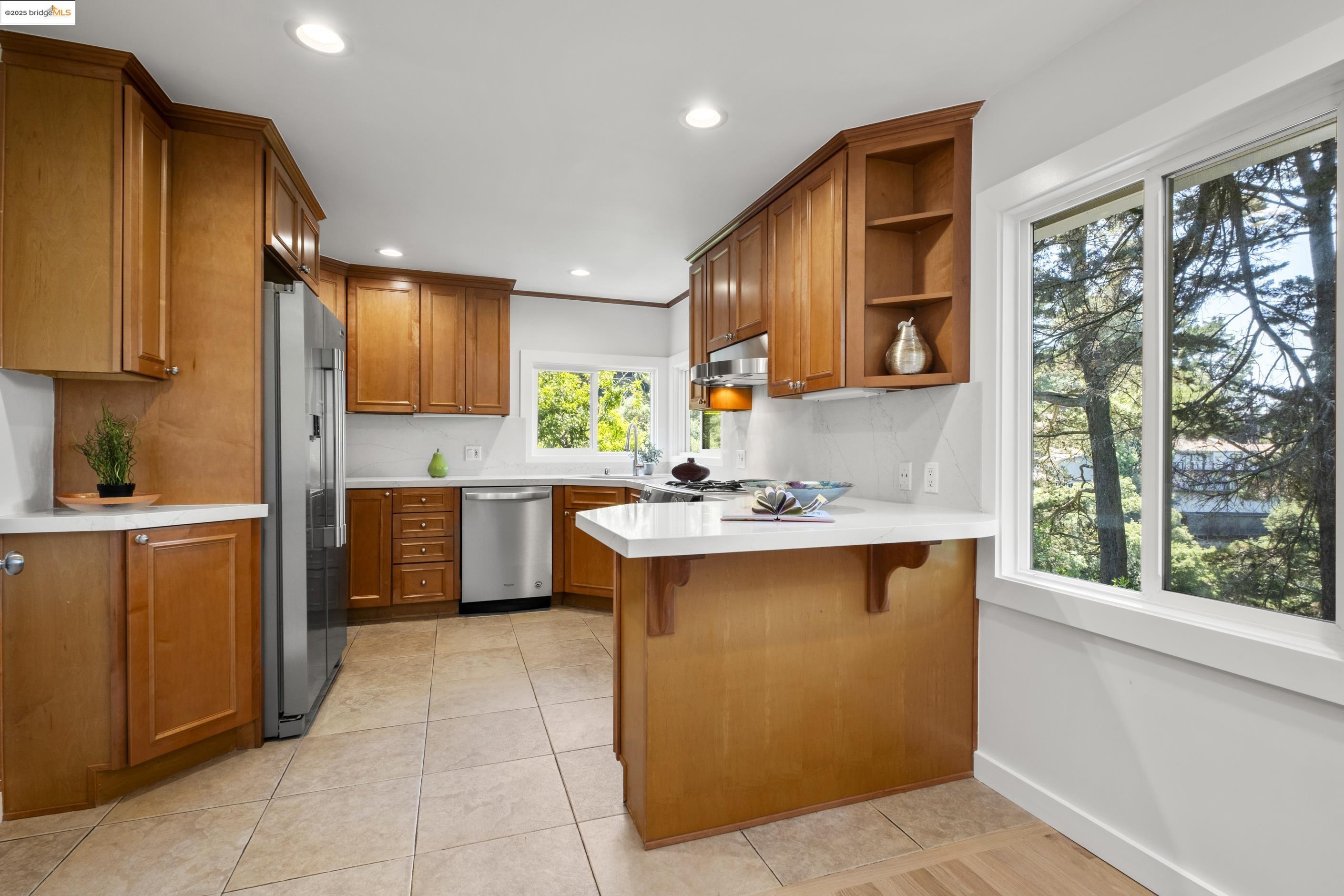 Detail Gallery Image 14 of 34 For 6537 Aitken Dr, Oakland,  CA 94611 - 4 Beds | 2 Baths