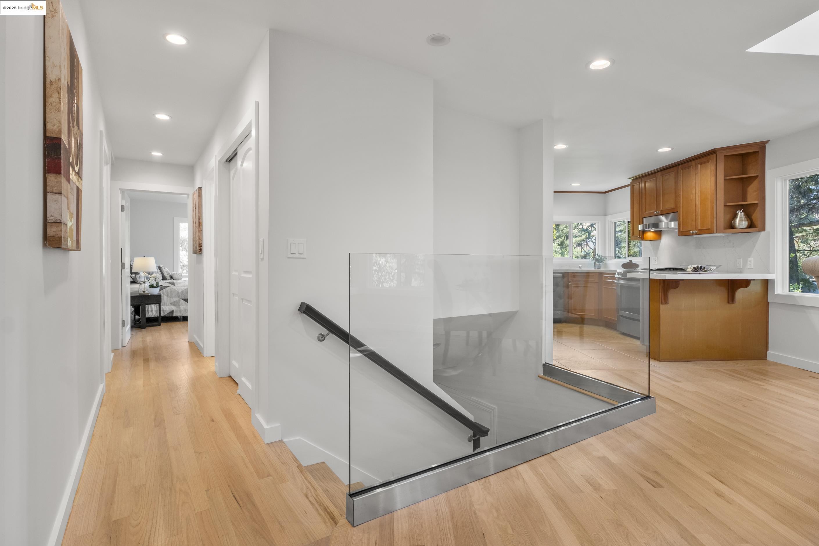 Detail Gallery Image 16 of 34 For 6537 Aitken Dr, Oakland,  CA 94611 - 4 Beds | 2 Baths