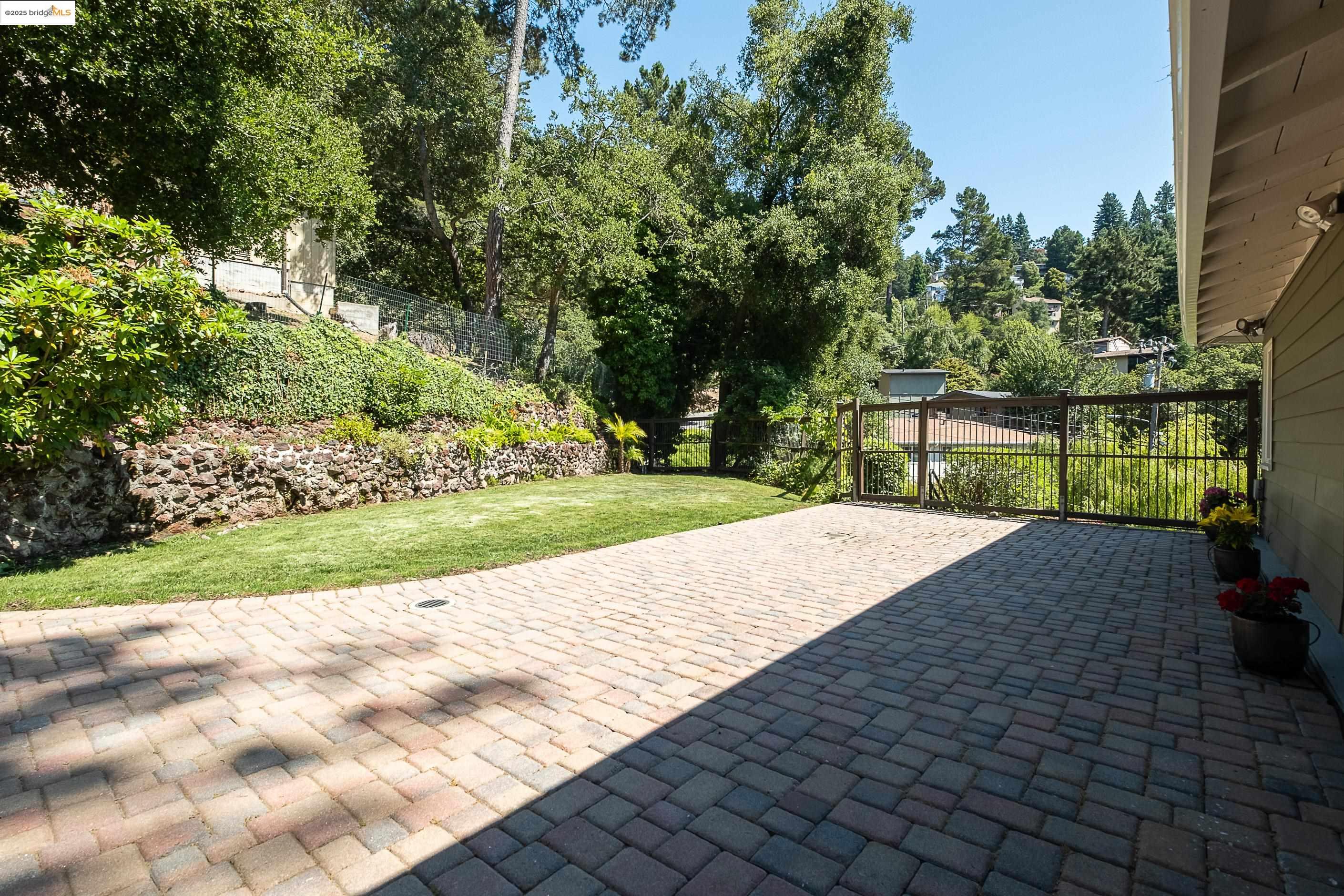 Detail Gallery Image 3 of 34 For 6537 Aitken Dr, Oakland,  CA 94611 - 4 Beds | 2 Baths