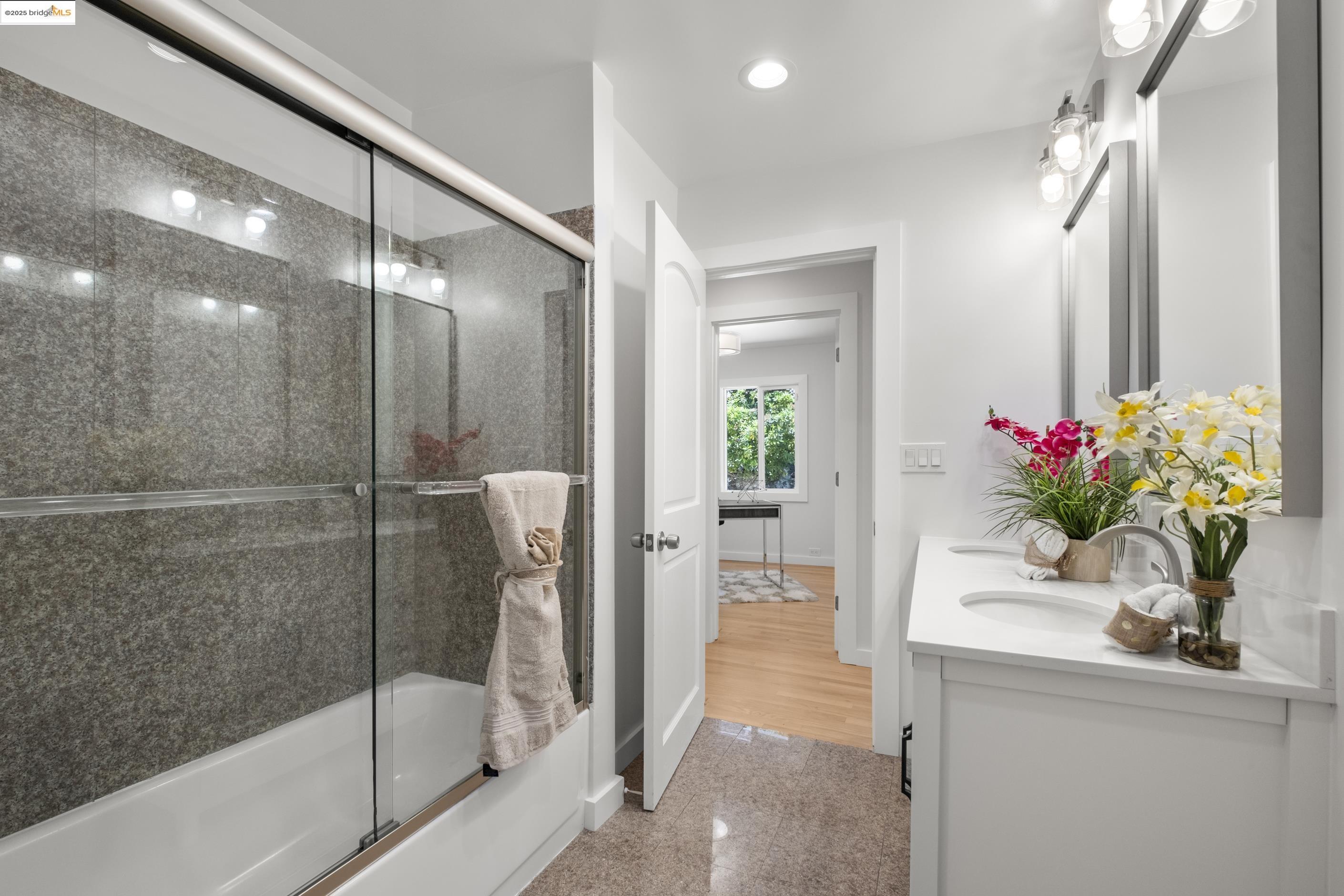 Detail Gallery Image 21 of 34 For 6537 Aitken Dr, Oakland,  CA 94611 - 4 Beds | 2 Baths