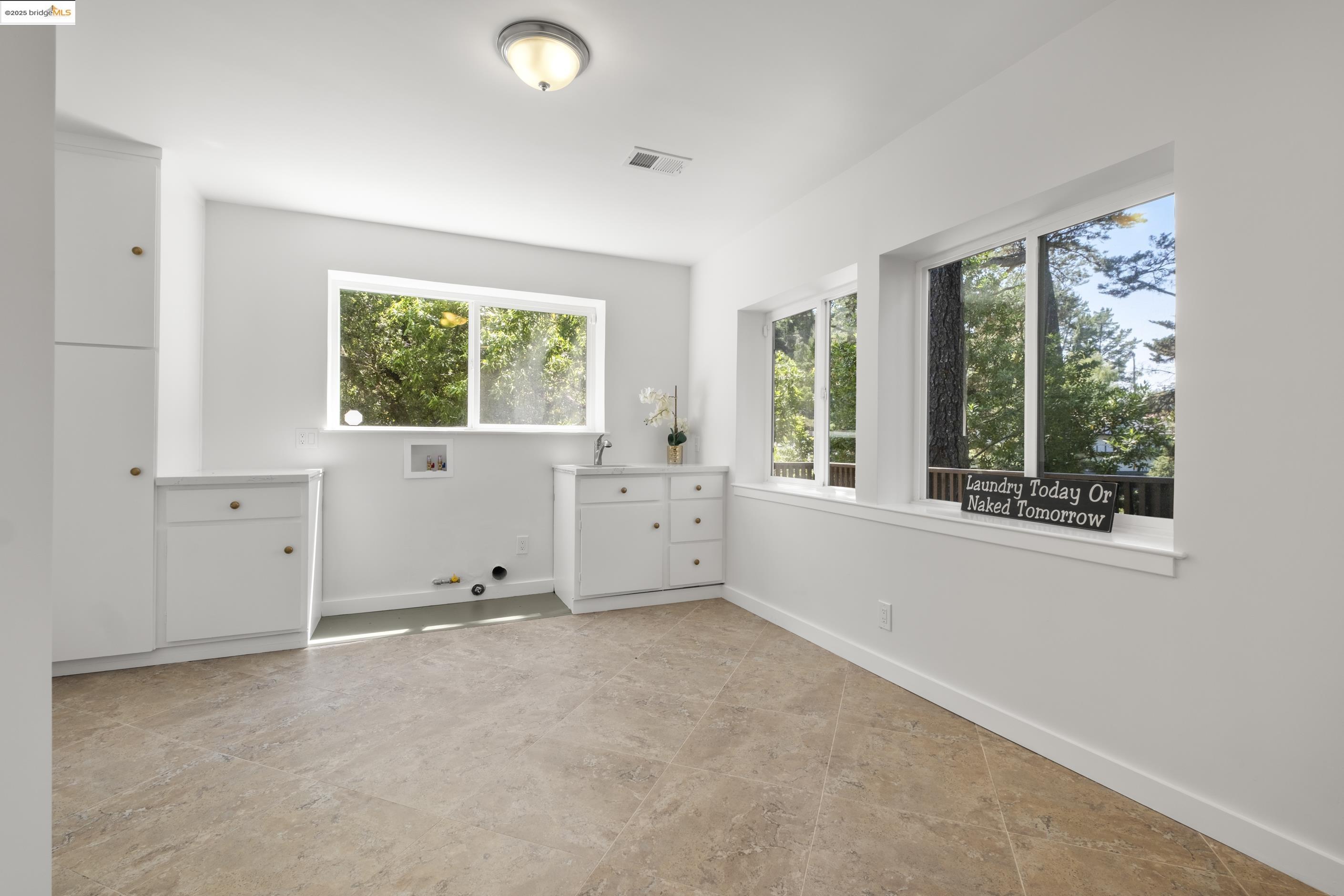 Detail Gallery Image 28 of 34 For 6537 Aitken Dr, Oakland,  CA 94611 - 4 Beds | 2 Baths