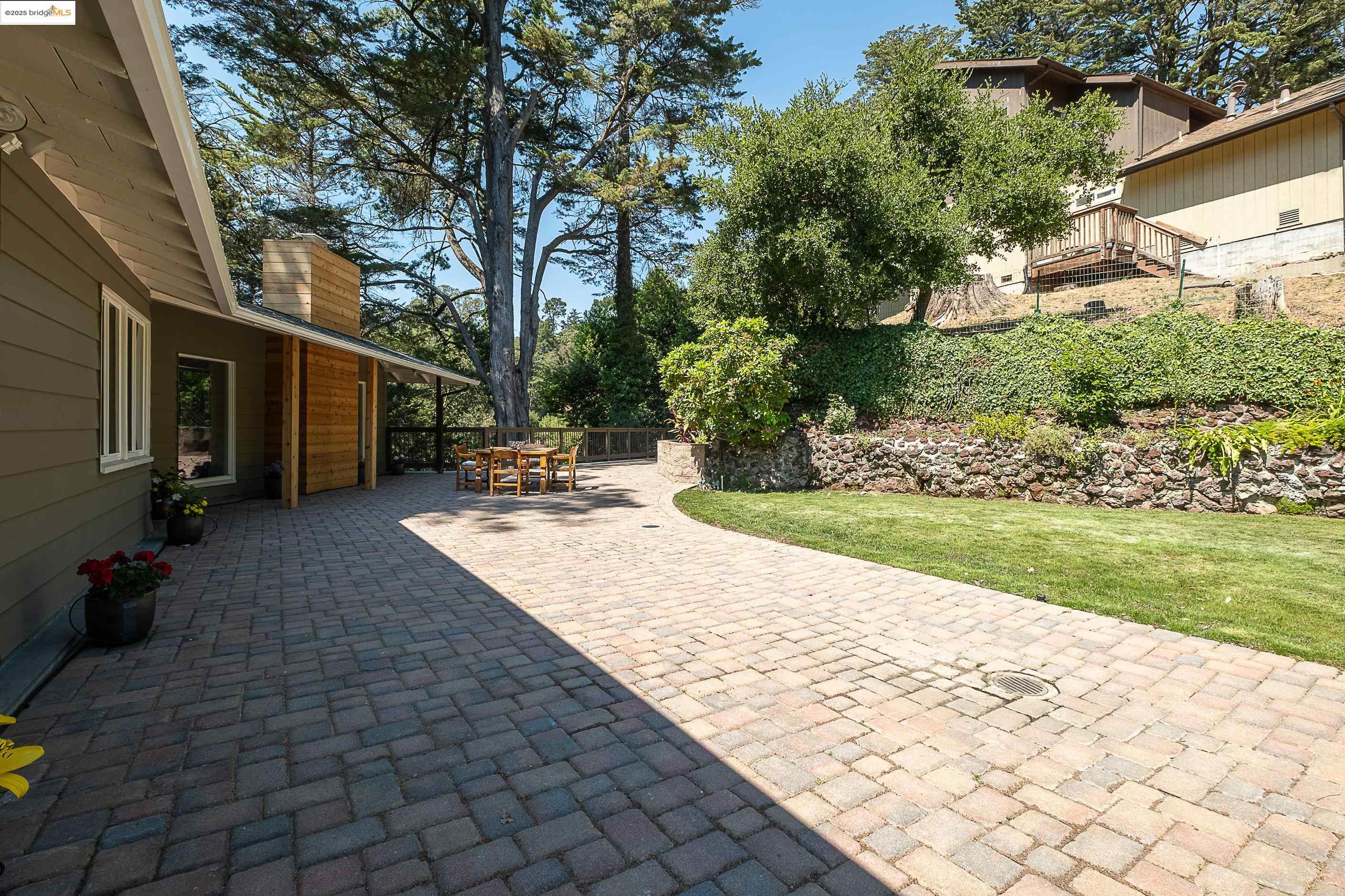Detail Gallery Image 4 of 34 For 6537 Aitken Dr, Oakland,  CA 94611 - 4 Beds | 2 Baths