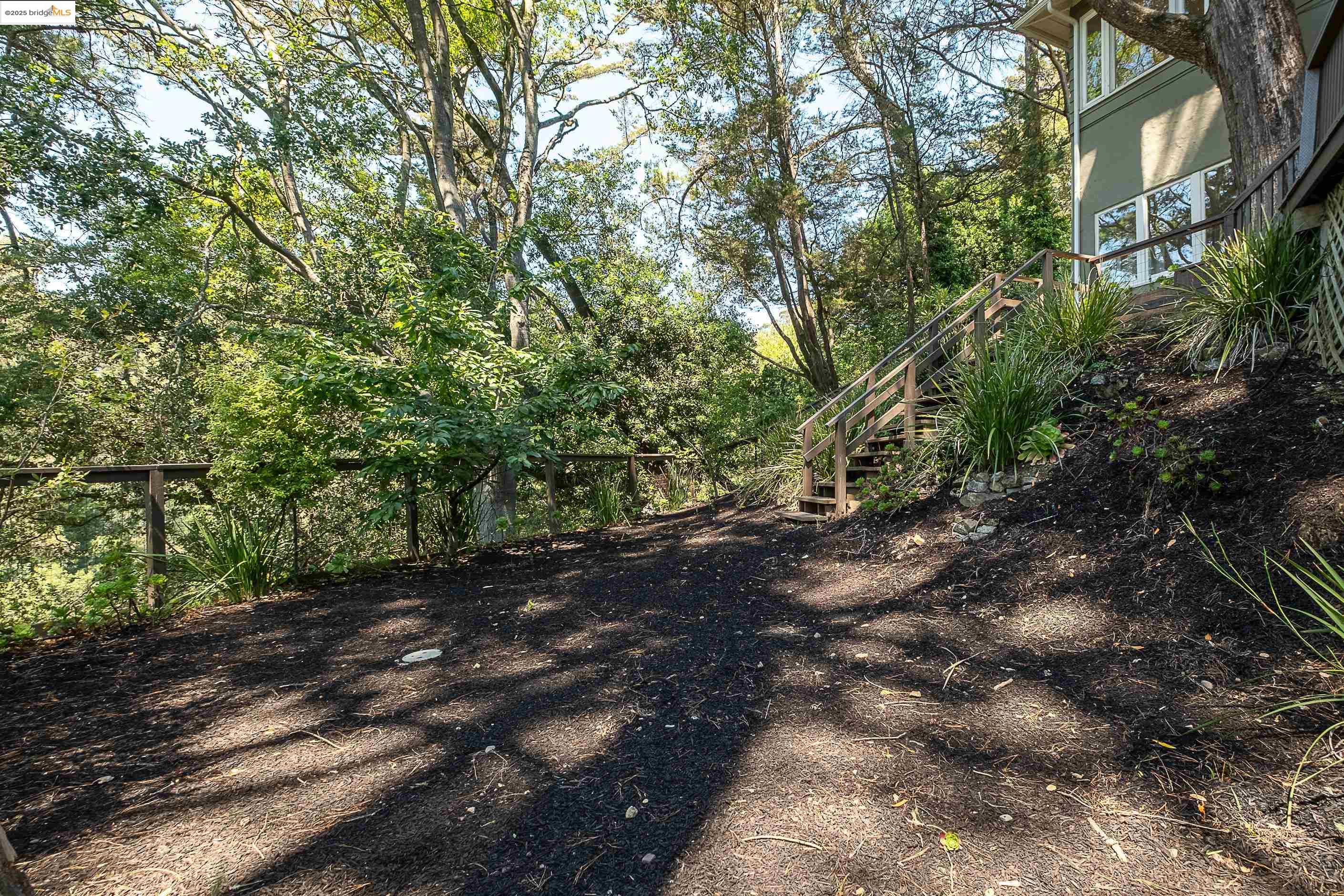Detail Gallery Image 32 of 34 For 6537 Aitken Dr, Oakland,  CA 94611 - 4 Beds | 2 Baths
