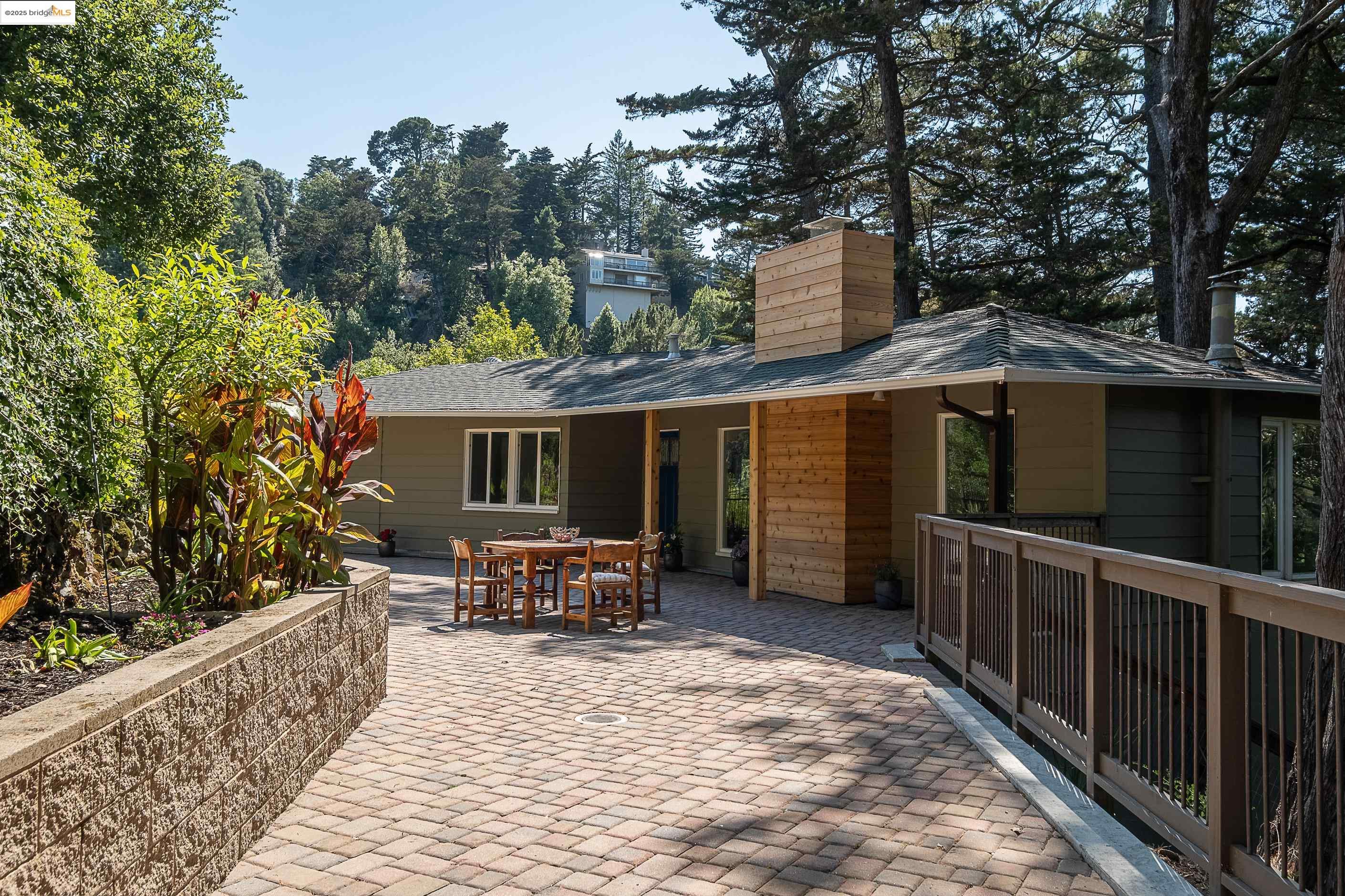 Detail Gallery Image 5 of 34 For 6537 Aitken Dr, Oakland,  CA 94611 - 4 Beds | 2 Baths