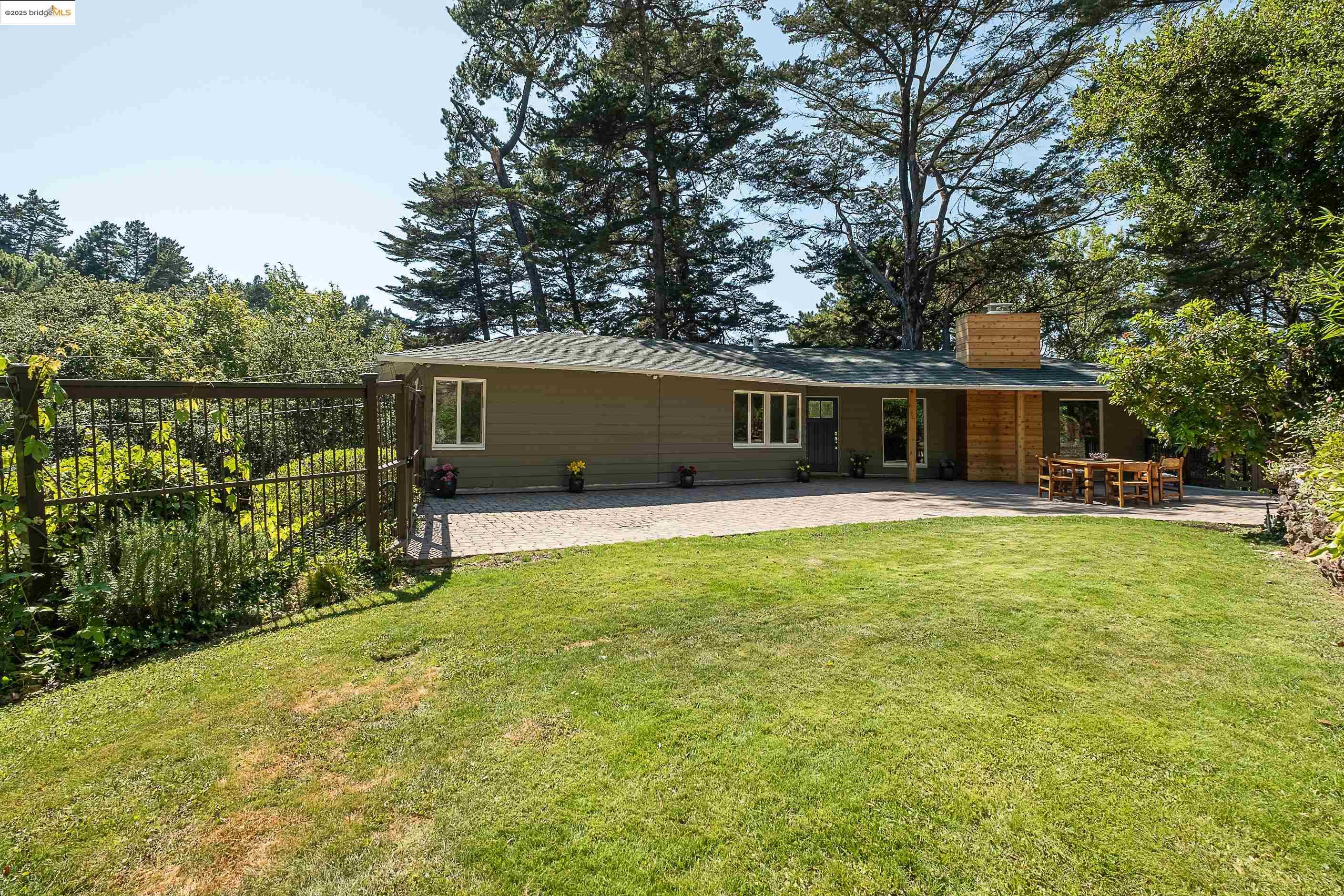 Detail Gallery Image 6 of 34 For 6537 Aitken Dr, Oakland,  CA 94611 - 4 Beds | 2 Baths