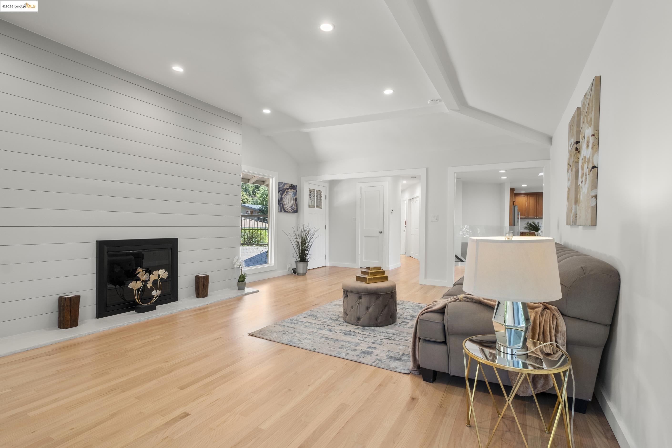 Detail Gallery Image 7 of 34 For 6537 Aitken Dr, Oakland,  CA 94611 - 4 Beds | 2 Baths