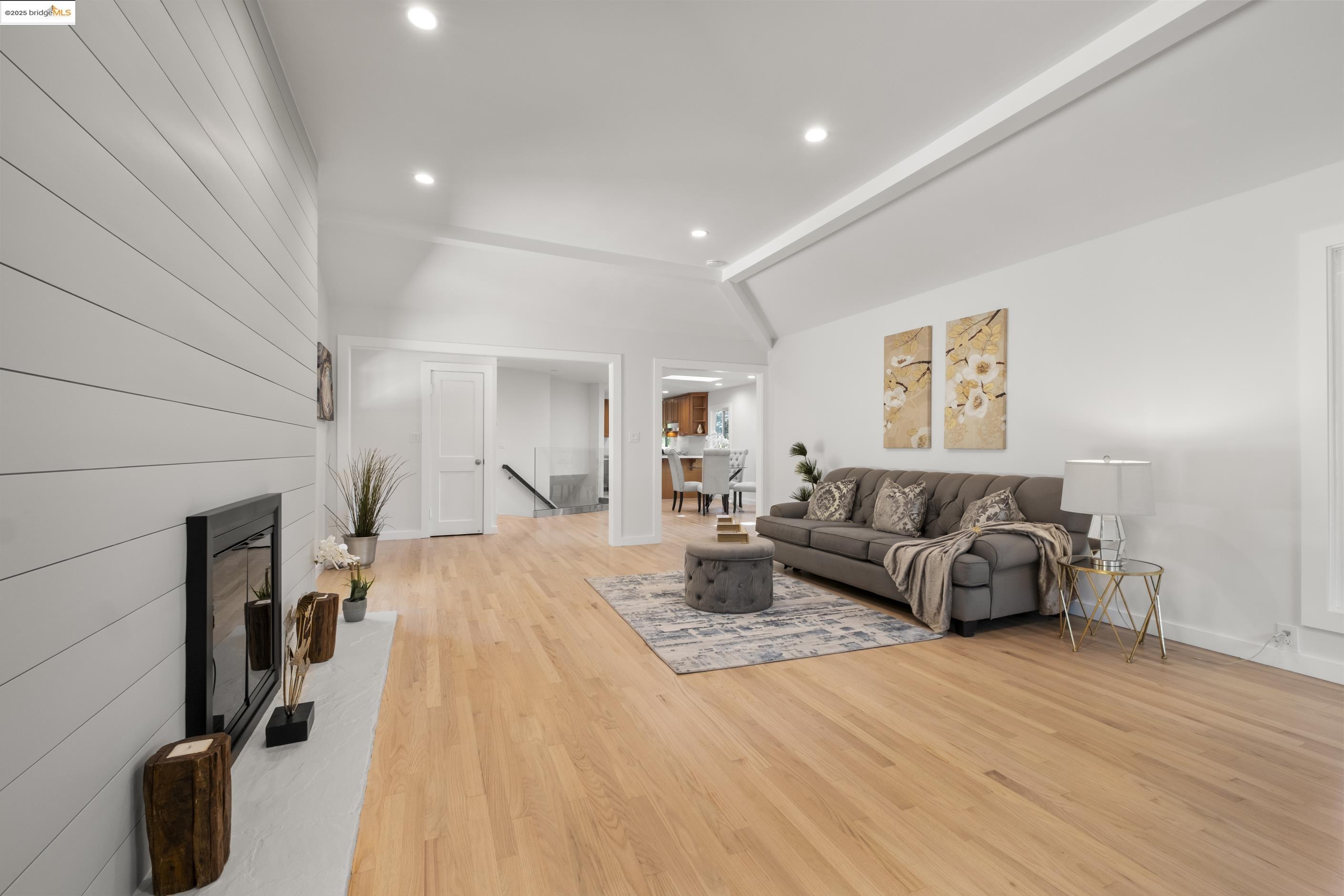 Detail Gallery Image 8 of 34 For 6537 Aitken Dr, Oakland,  CA 94611 - 4 Beds | 2 Baths