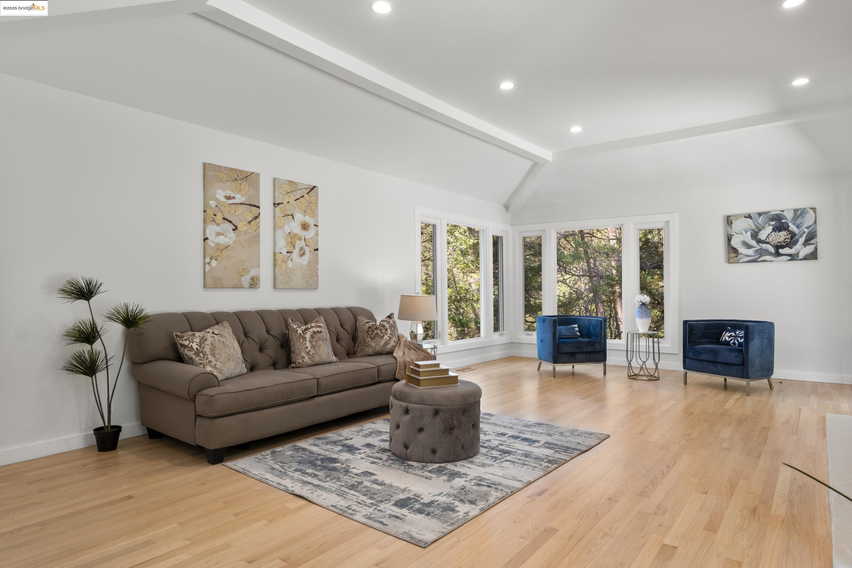 Detail Gallery Image 9 of 34 For 6537 Aitken Dr, Oakland,  CA 94611 - 4 Beds | 2 Baths