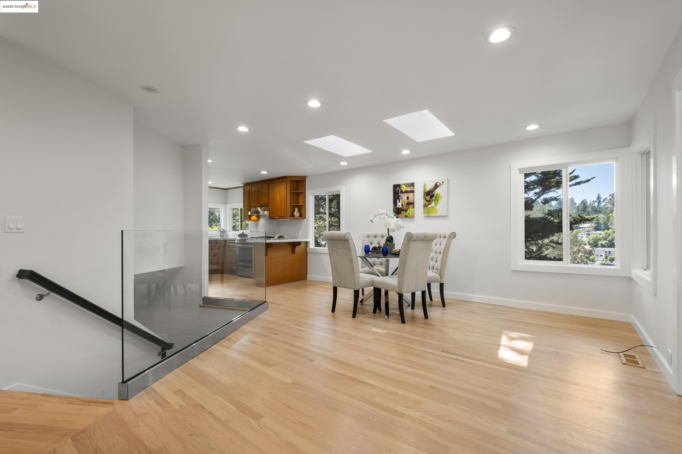 Detail Gallery Image 10 of 34 For 6537 Aitken Dr, Oakland,  CA 94611 - 4 Beds | 2 Baths