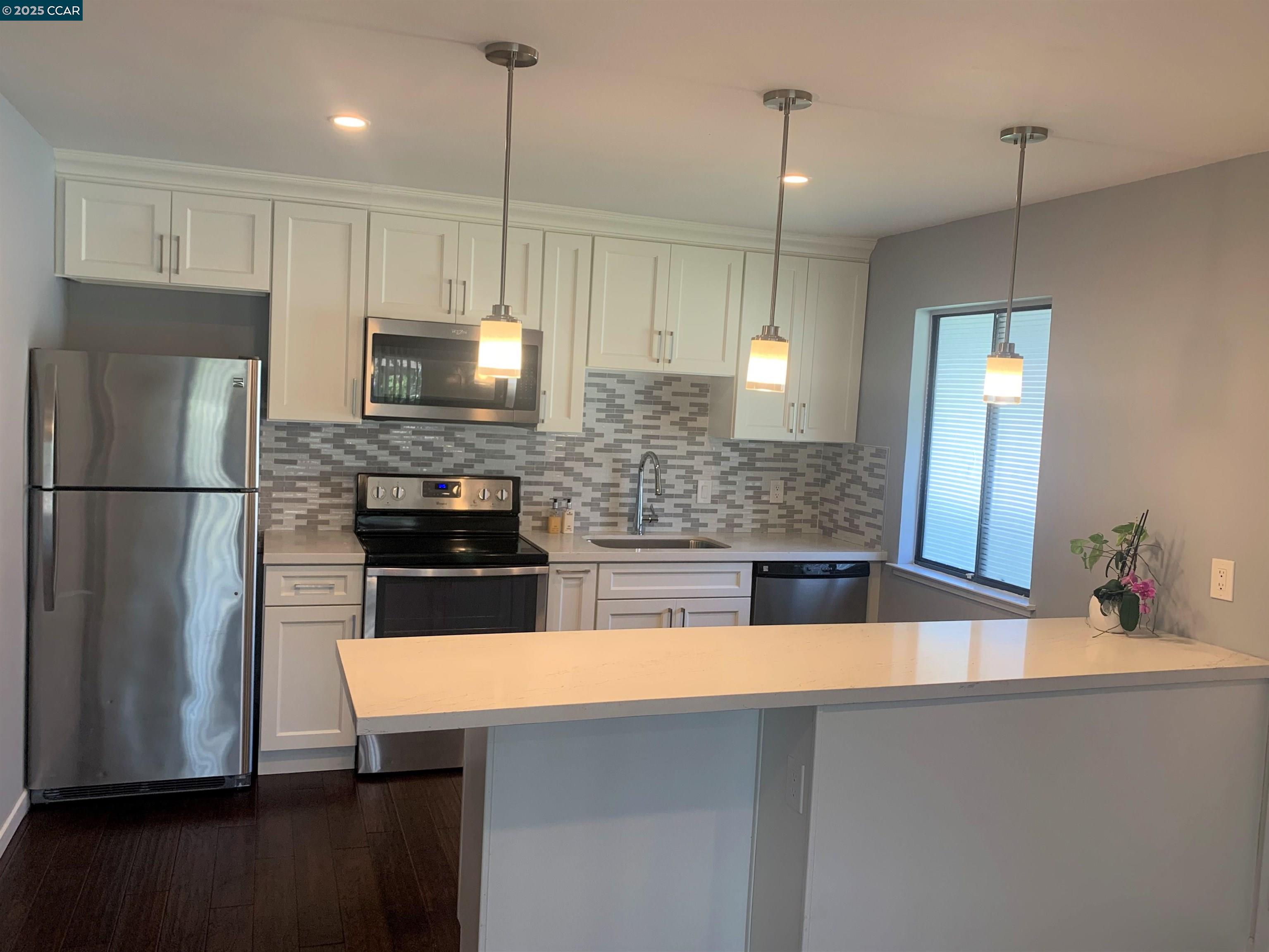 Detail Gallery Image 2 of 11 For 1437 Marchbanks Dr #7,  Walnut Creek,  CA 94598 - 1 Beds | 1 Baths