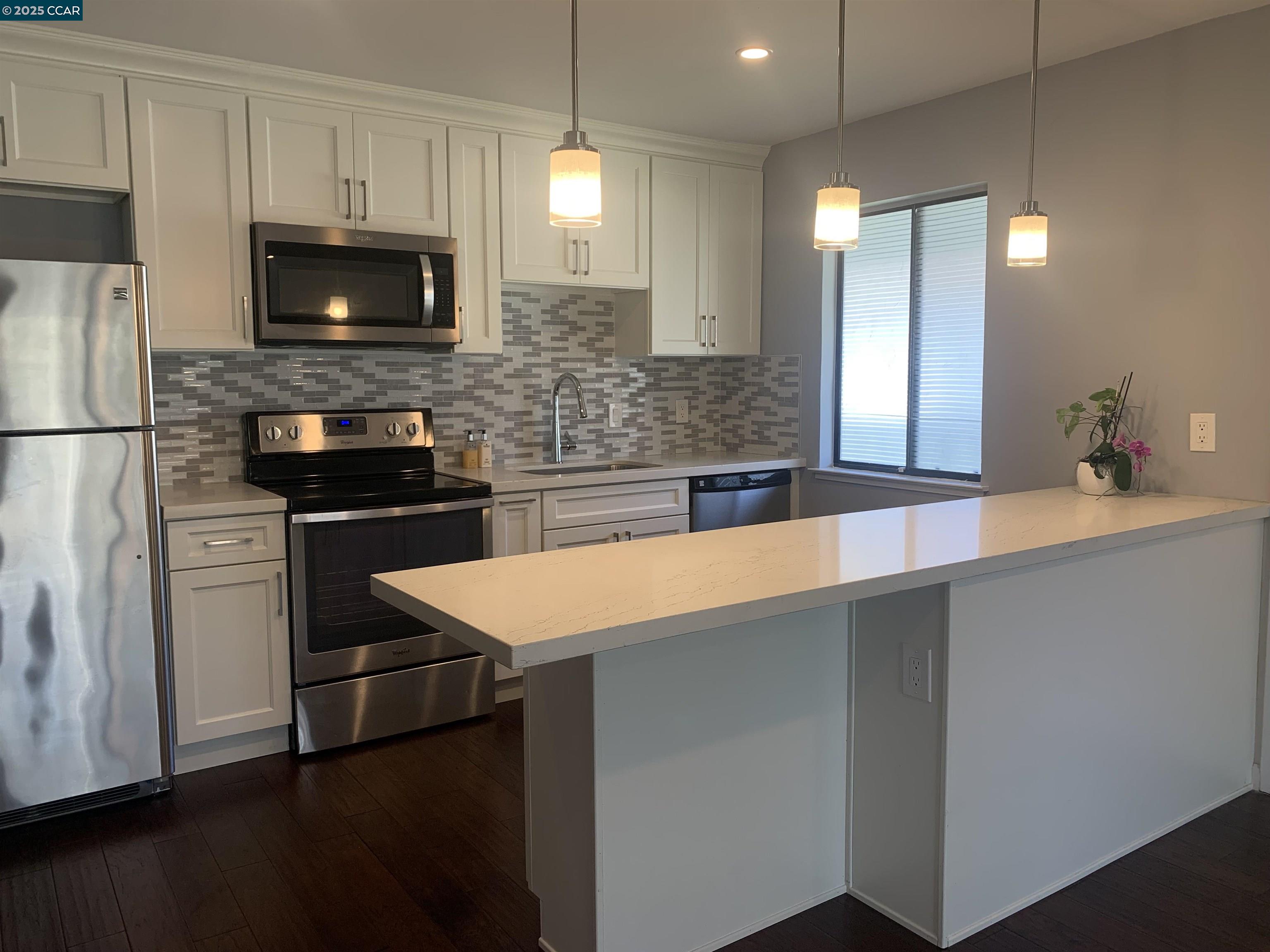 Detail Gallery Image 4 of 11 For 1437 Marchbanks Dr #7,  Walnut Creek,  CA 94598 - 1 Beds | 1 Baths