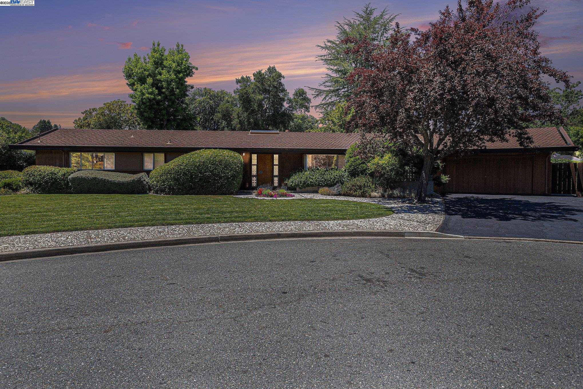 Detail Gallery Image 1 of 38 For 1407 Black Hawk Ct, Lafayette,  CA 94549 - 3 Beds | 2/1 Baths