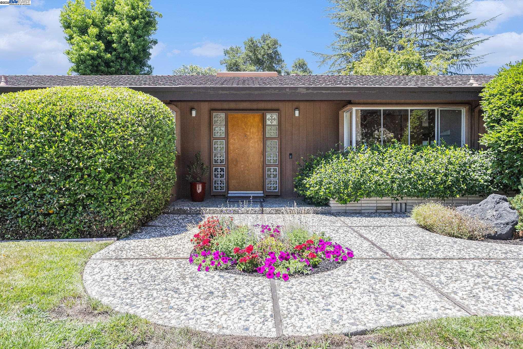 Detail Gallery Image 2 of 38 For 1407 Black Hawk Ct, Lafayette,  CA 94549 - 3 Beds | 2/1 Baths