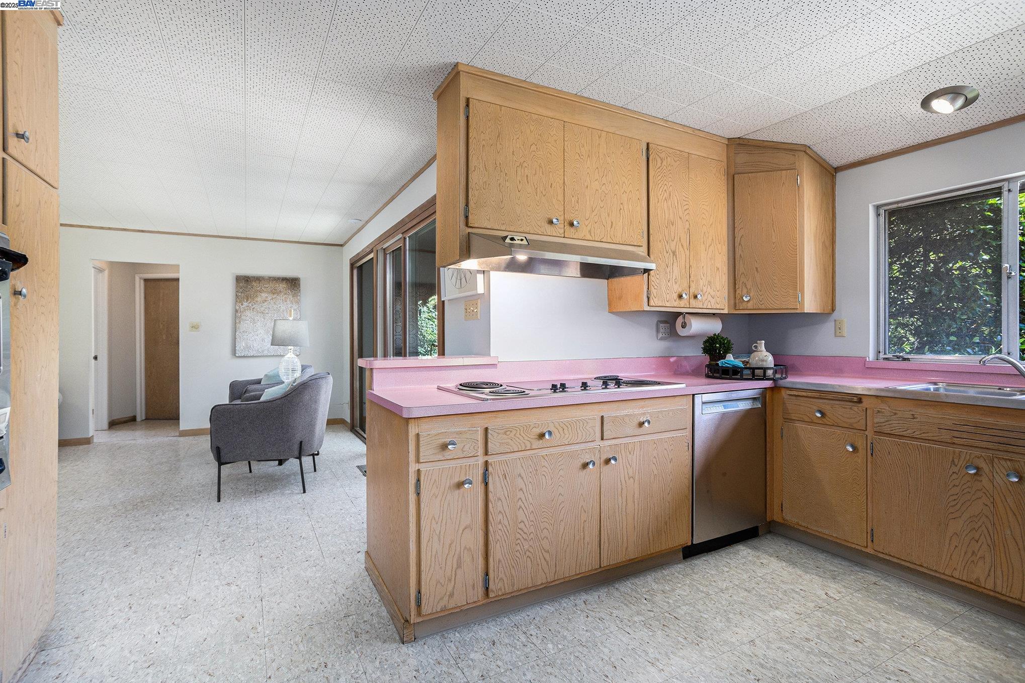 Detail Gallery Image 11 of 38 For 1407 Black Hawk Ct, Lafayette,  CA 94549 - 3 Beds | 2/1 Baths
