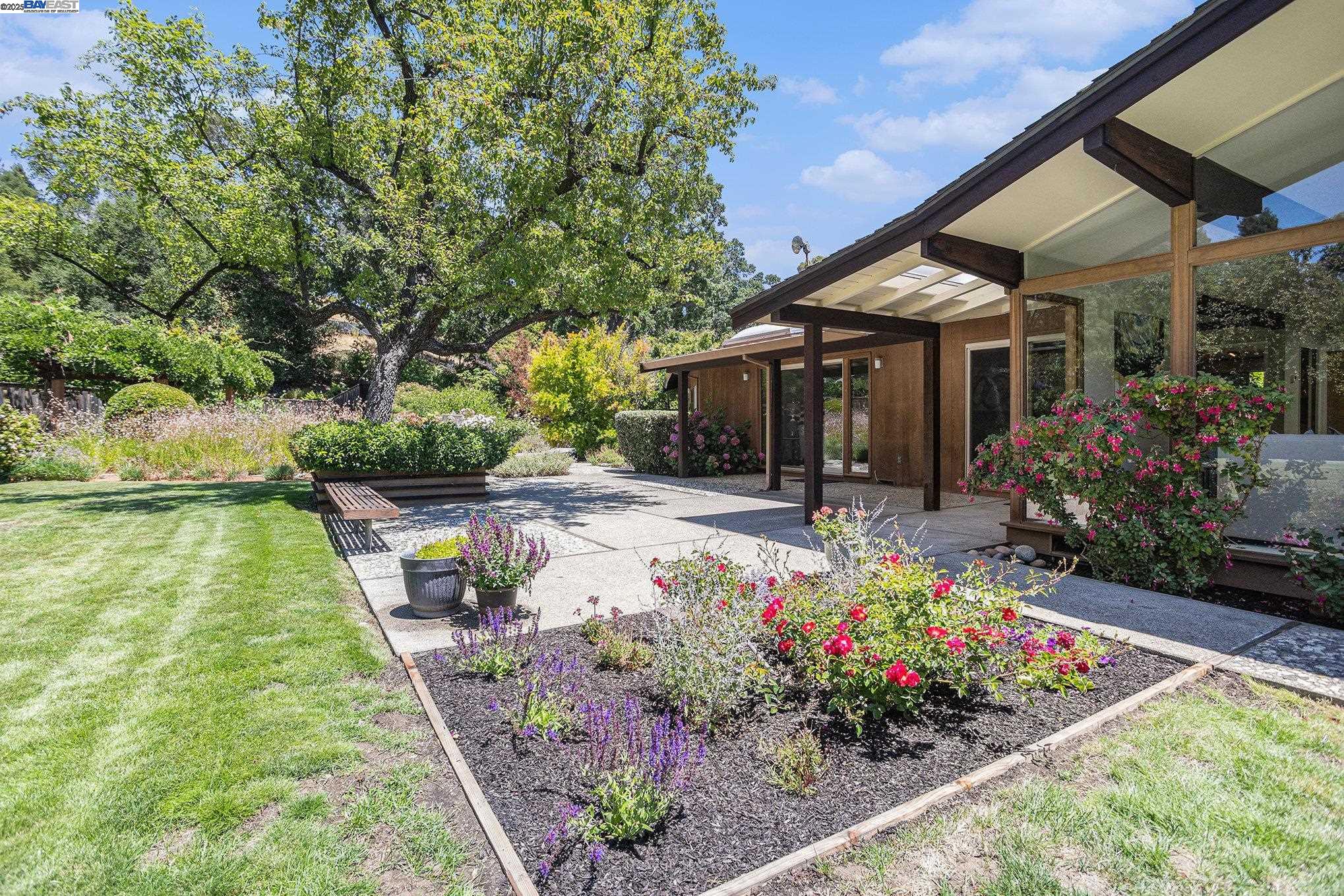 Detail Gallery Image 25 of 38 For 1407 Black Hawk Ct, Lafayette,  CA 94549 - 3 Beds | 2/1 Baths