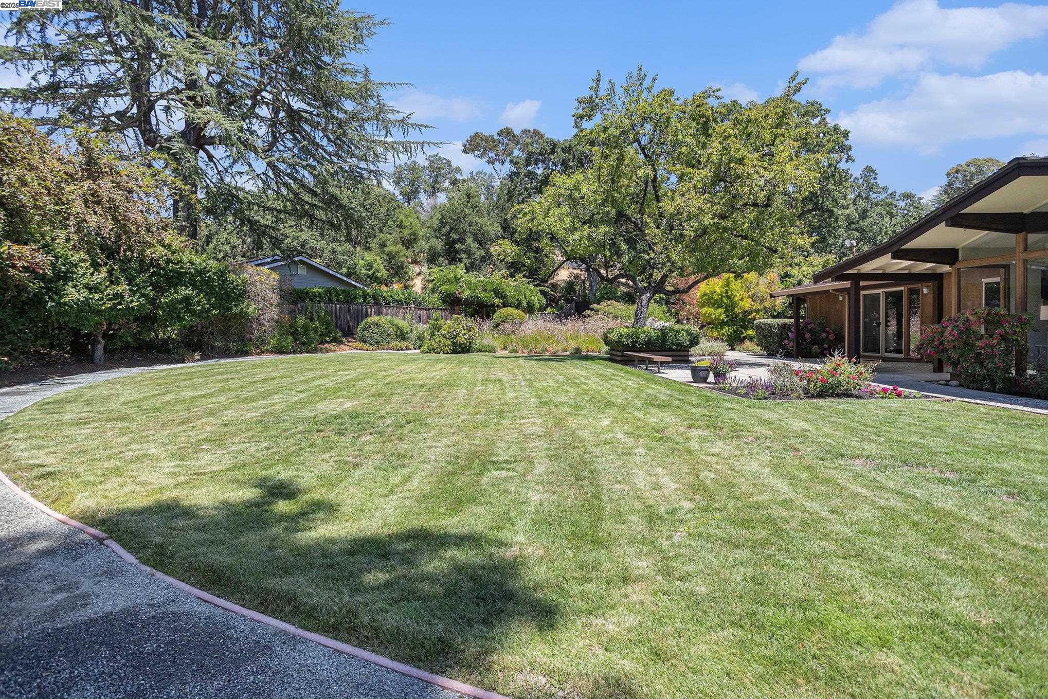 Detail Gallery Image 27 of 38 For 1407 Black Hawk Ct, Lafayette,  CA 94549 - 3 Beds | 2/1 Baths