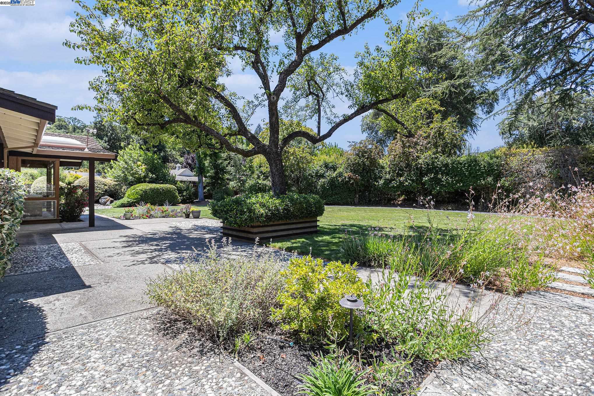 Detail Gallery Image 30 of 38 For 1407 Black Hawk Ct, Lafayette,  CA 94549 - 3 Beds | 2/1 Baths