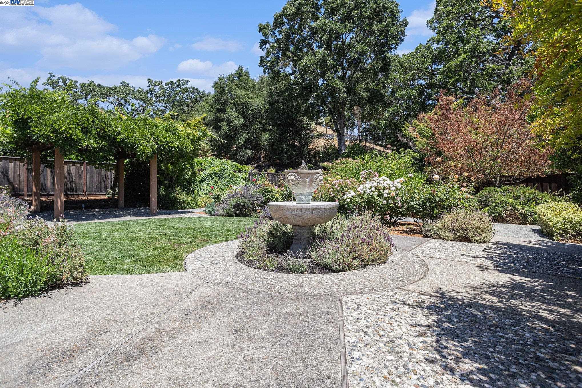 Detail Gallery Image 32 of 38 For 1407 Black Hawk Ct, Lafayette,  CA 94549 - 3 Beds | 2/1 Baths