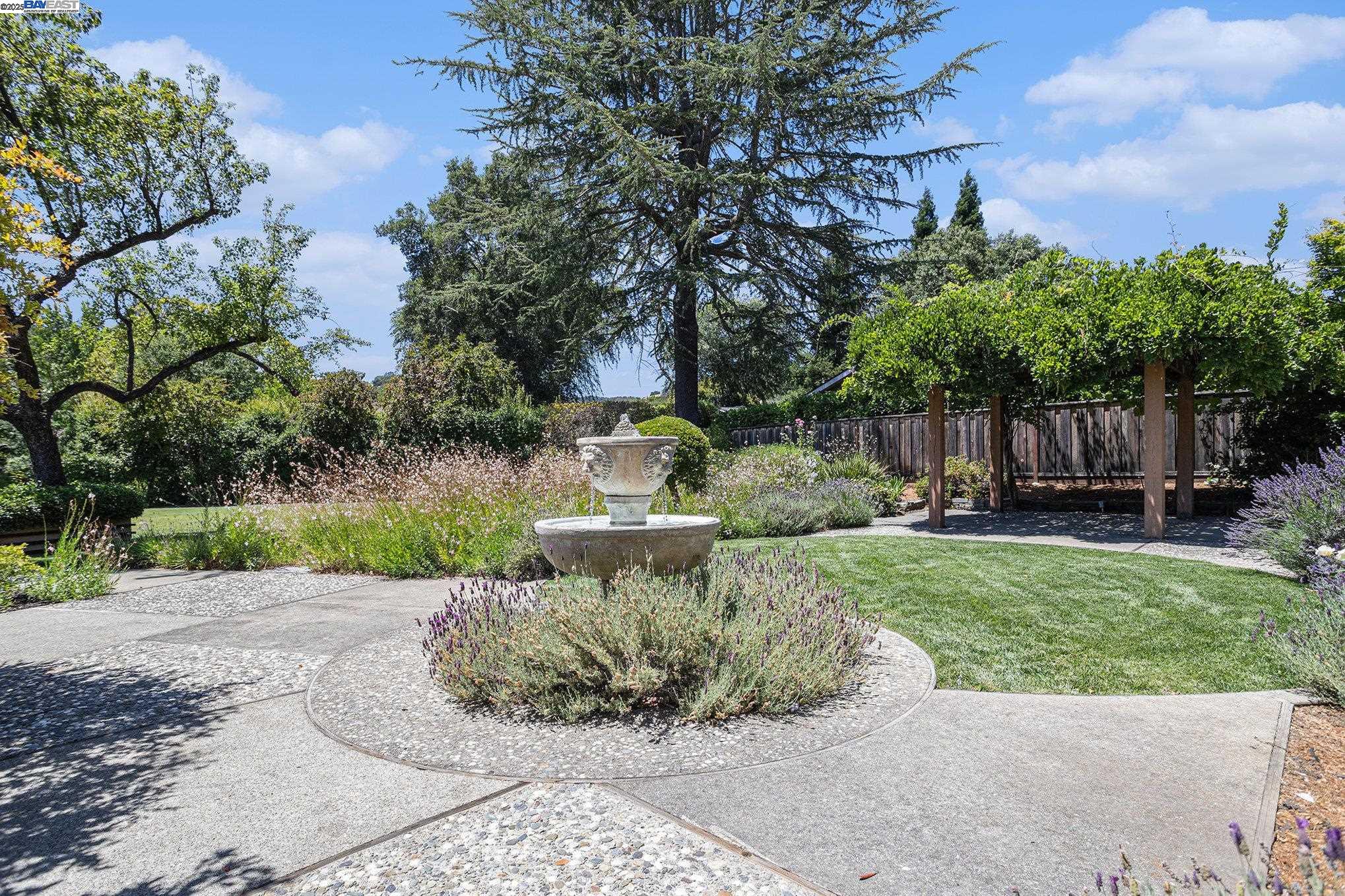 Detail Gallery Image 33 of 38 For 1407 Black Hawk Ct, Lafayette,  CA 94549 - 3 Beds | 2/1 Baths