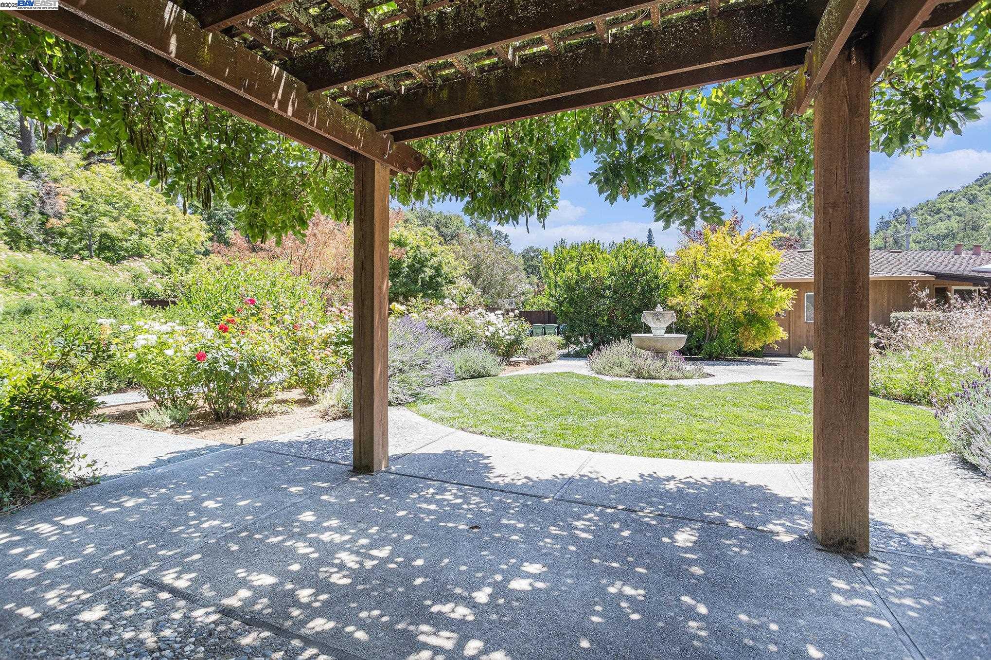 Detail Gallery Image 35 of 38 For 1407 Black Hawk Ct, Lafayette,  CA 94549 - 3 Beds | 2/1 Baths