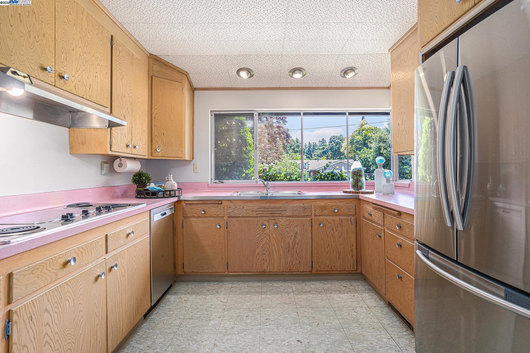Detail Gallery Image 10 of 38 For 1407 Black Hawk Ct, Lafayette,  CA 94549 - 3 Beds | 2/1 Baths