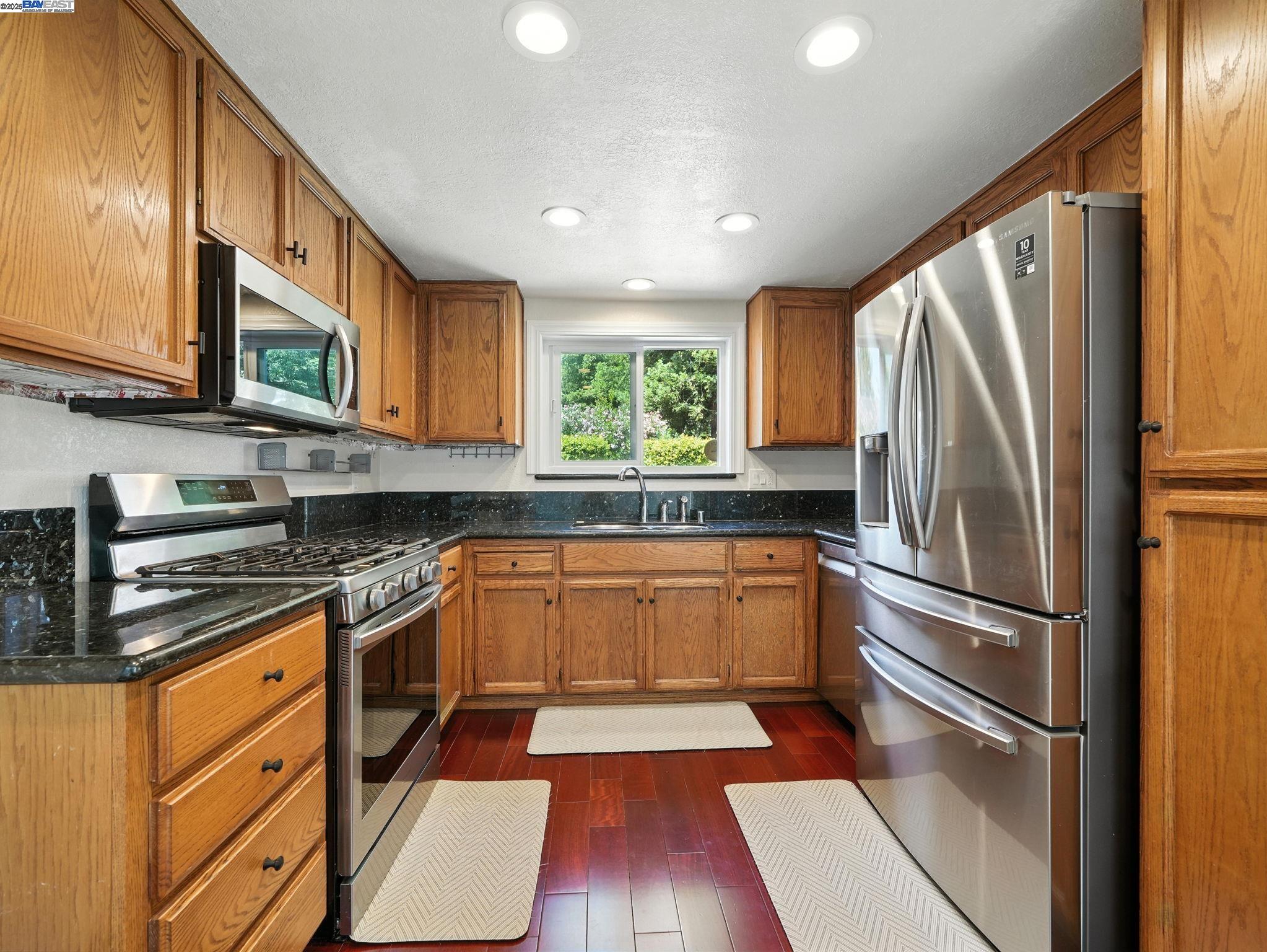 Detail Gallery Image 14 of 35 For 940 Praderia Cir, Fremont,  CA 94539 - 3 Beds | 3 Baths