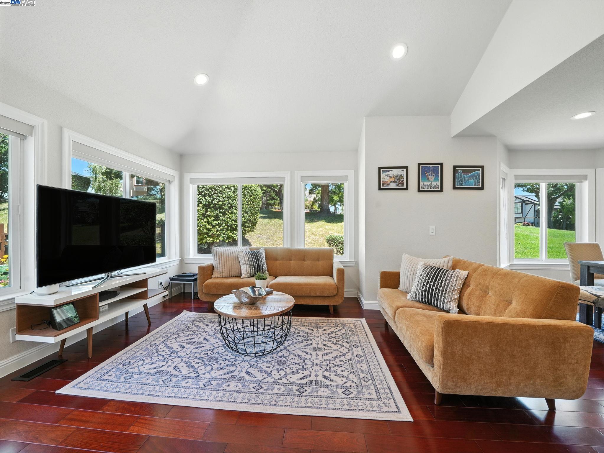 Detail Gallery Image 3 of 35 For 940 Praderia Cir, Fremont,  CA 94539 - 3 Beds | 3 Baths