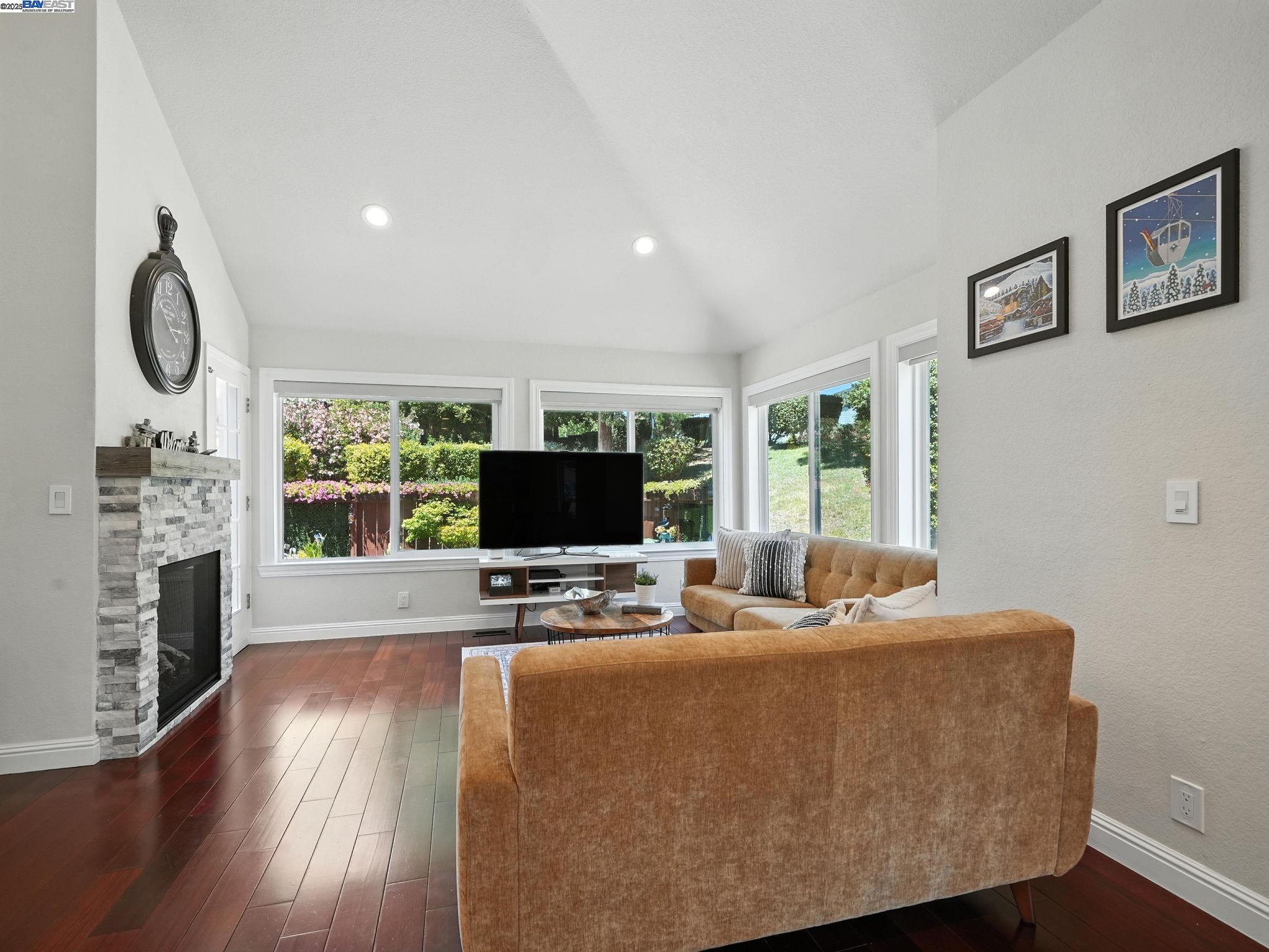Detail Gallery Image 4 of 35 For 940 Praderia Cir, Fremont,  CA 94539 - 3 Beds | 3 Baths