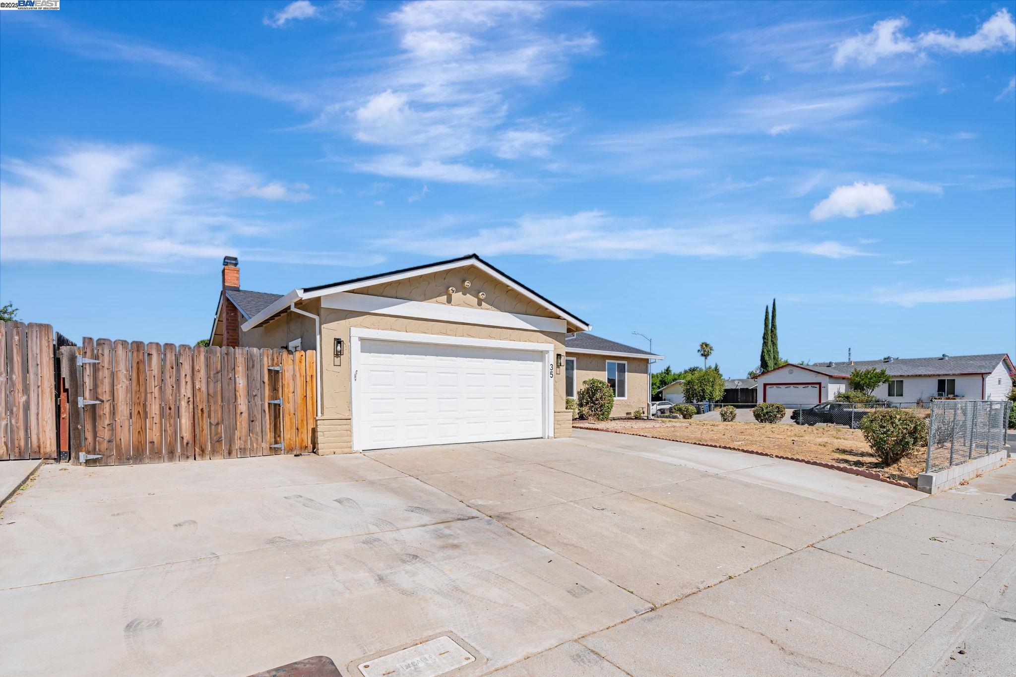 Detail Gallery Image 2 of 29 For 35 Chelsea Way, Pittsburg,  CA 94565 - 3 Beds | 2 Baths