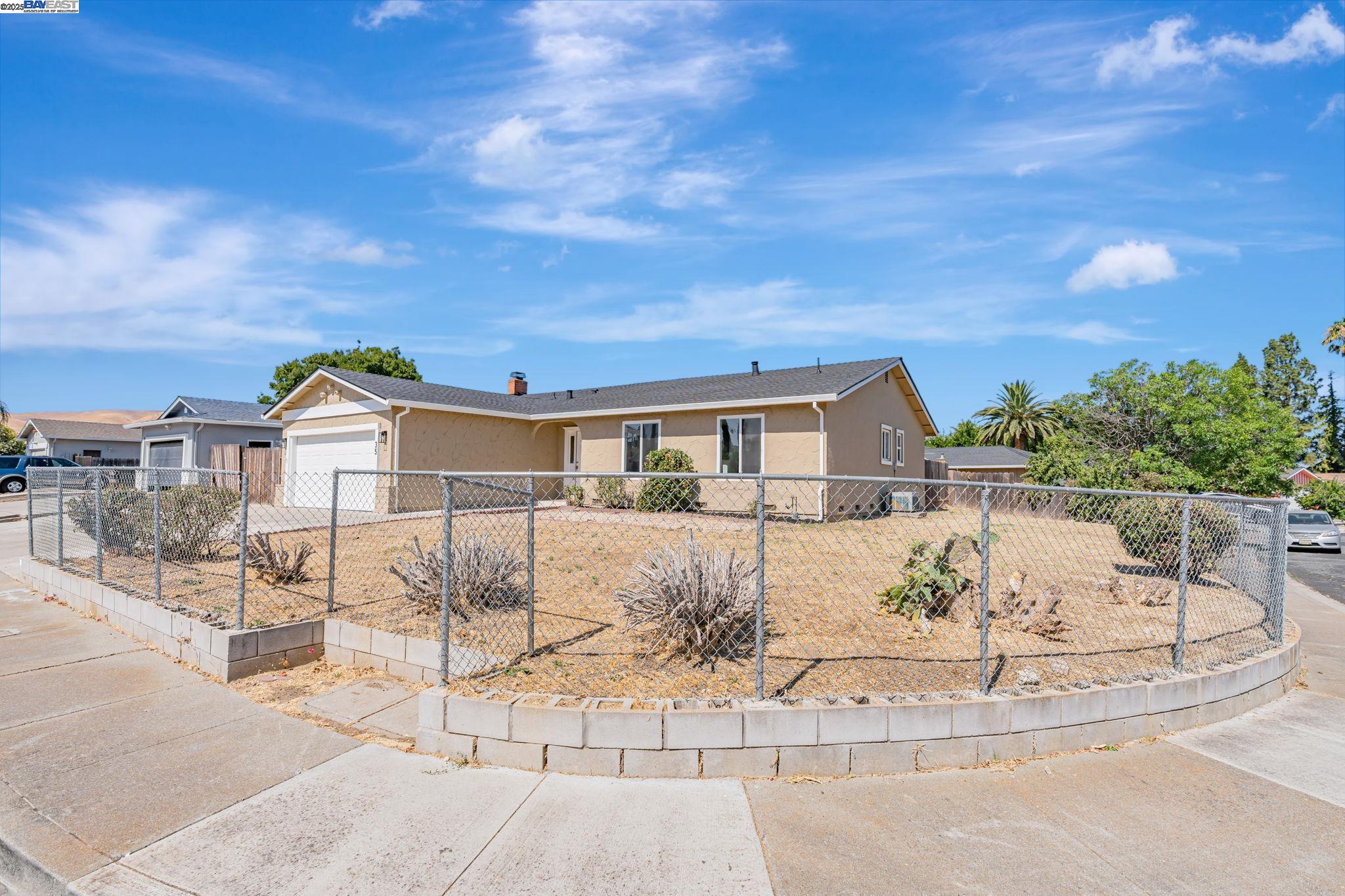 Detail Gallery Image 3 of 29 For 35 Chelsea Way, Pittsburg,  CA 94565 - 3 Beds | 2 Baths