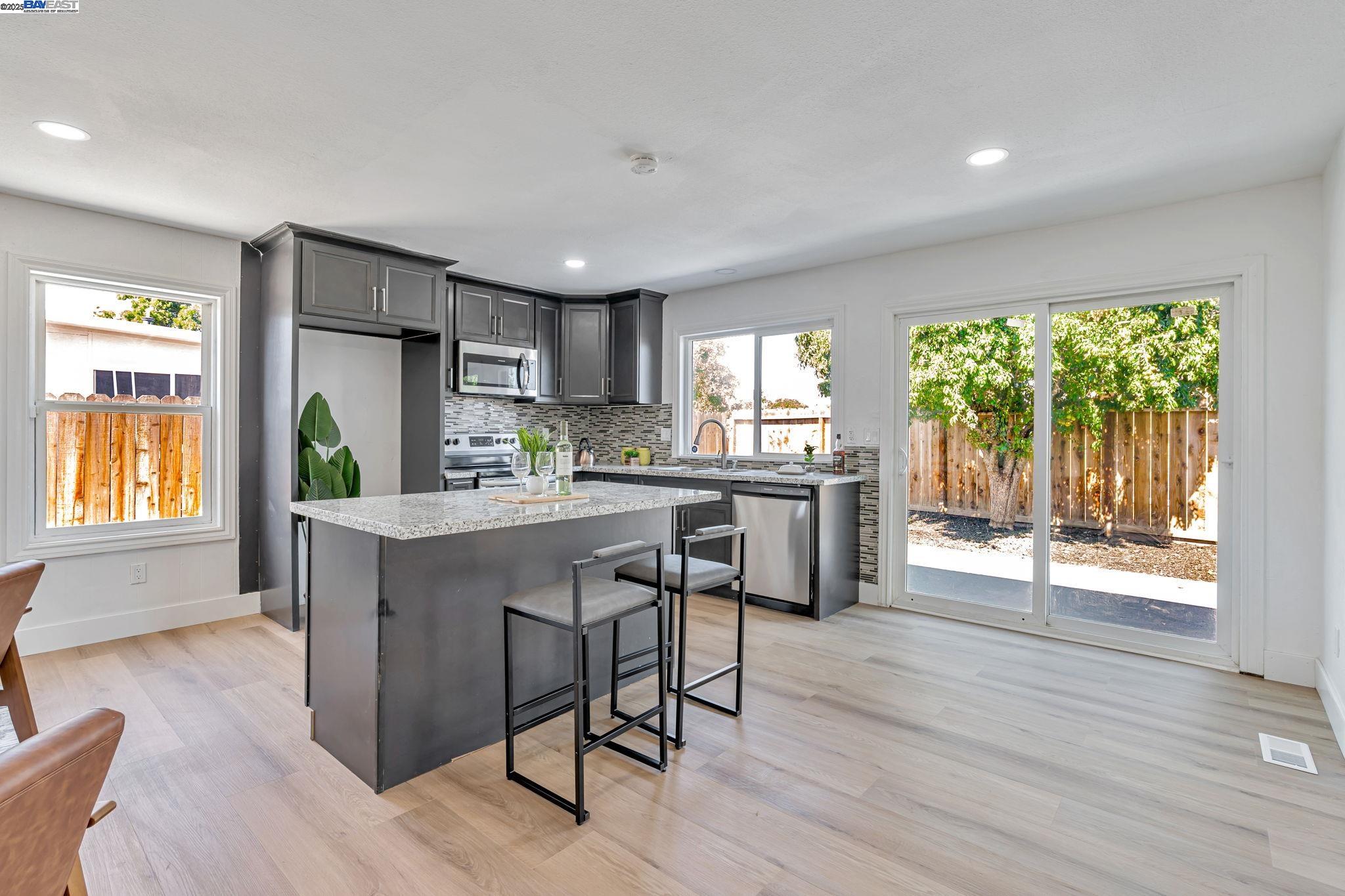 Detail Gallery Image 8 of 29 For 35 Chelsea Way, Pittsburg,  CA 94565 - 3 Beds | 2 Baths