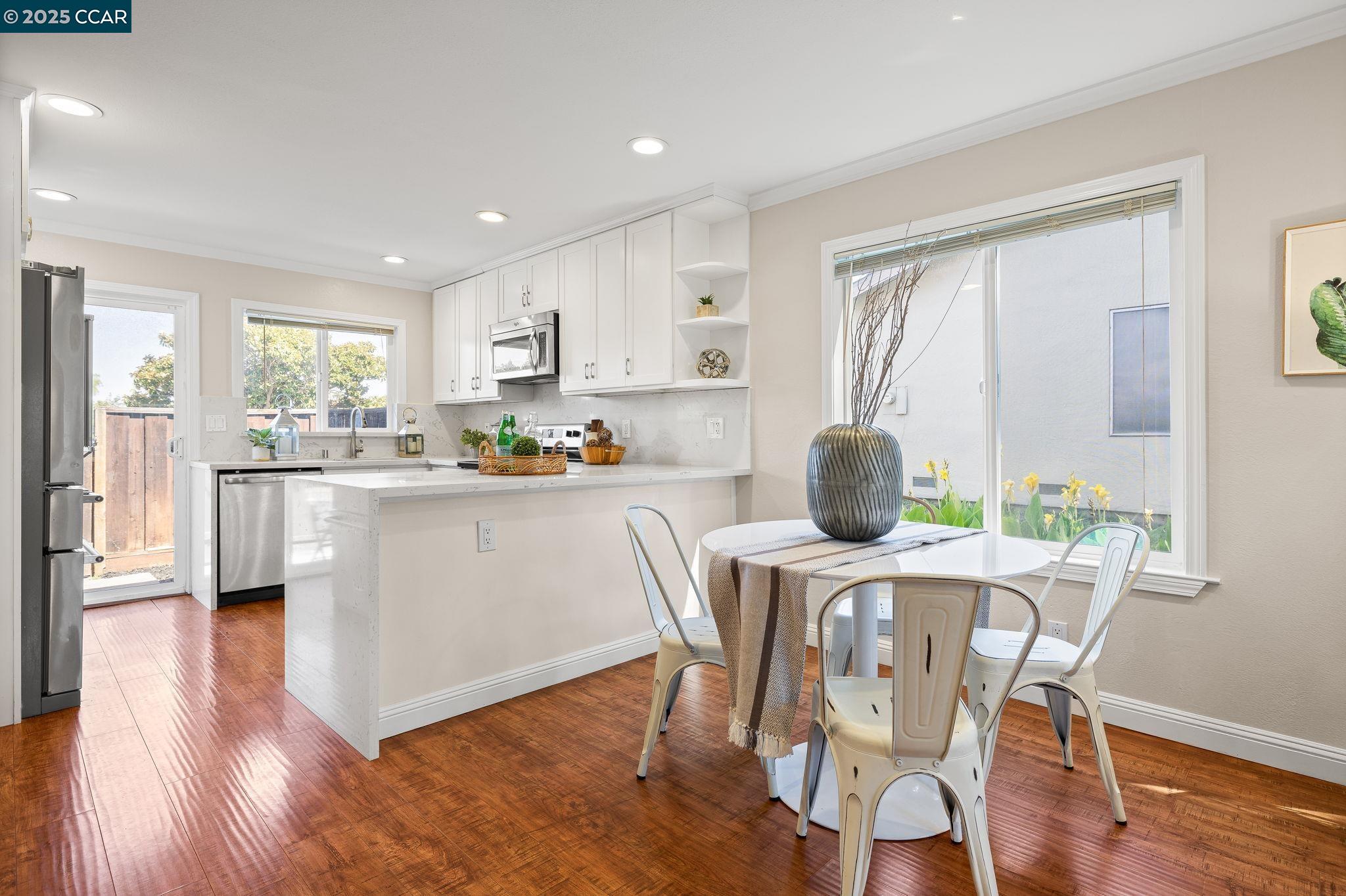 Detail Gallery Image 4 of 16 For 4002 Willow Pass Rd #D,  Concord,  CA 94519 - 2 Beds | 1 Baths