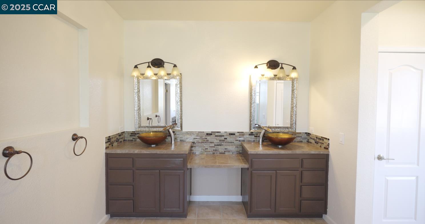 Detail Gallery Image 15 of 39 For 4020 Crescent Ct, Antioch,  CA 94509 - 4 Beds | 3 Baths