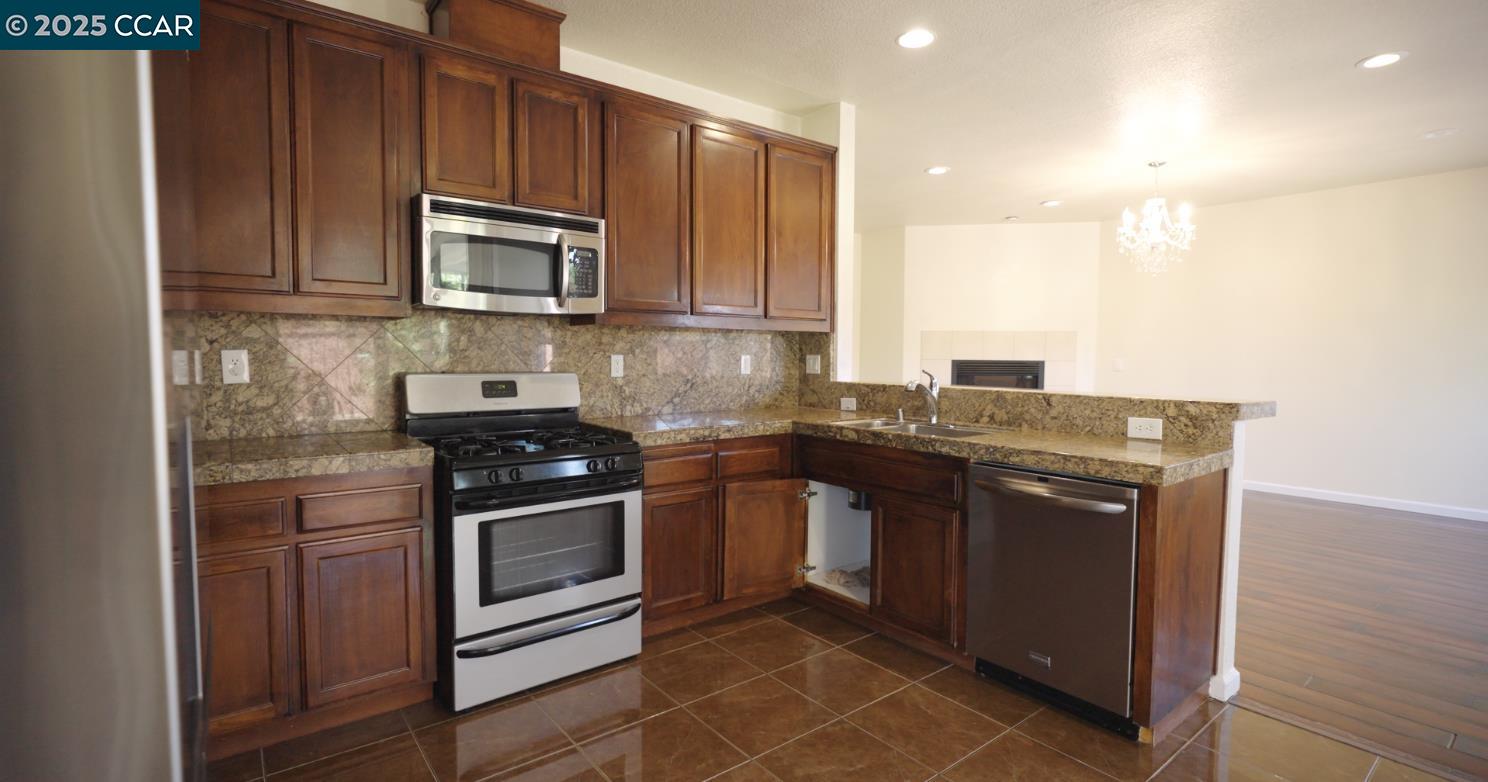 Detail Gallery Image 6 of 39 For 4020 Crescent Ct, Antioch,  CA 94509 - 4 Beds | 3 Baths