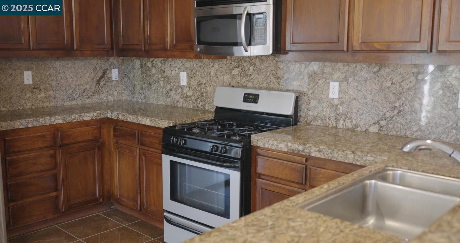 Detail Gallery Image 7 of 39 For 4020 Crescent Ct, Antioch,  CA 94509 - 4 Beds | 3 Baths