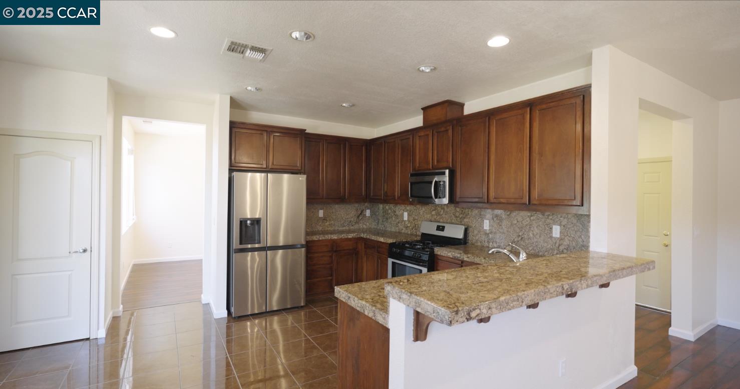 Detail Gallery Image 9 of 39 For 4020 Crescent Ct, Antioch,  CA 94509 - 4 Beds | 3 Baths