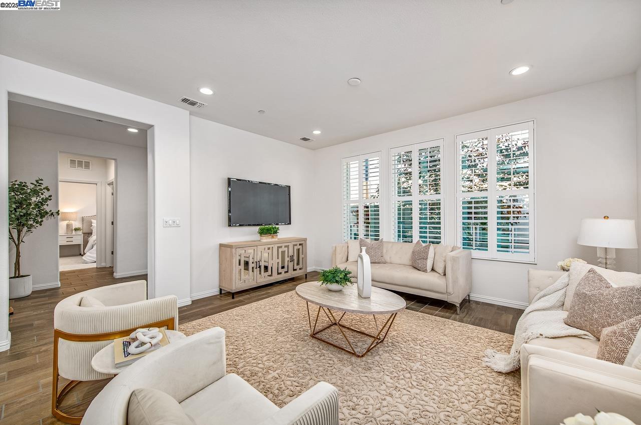 Detail Gallery Image 15 of 47 For 4338 Healdsburg Way, Dublin,  CA 94568 - 5 Beds | 5 Baths