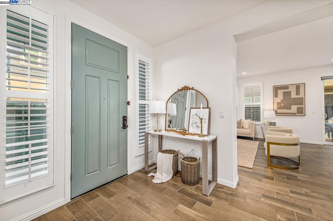 Detail Gallery Image 3 of 47 For 4338 Healdsburg Way, Dublin,  CA 94568 - 5 Beds | 5 Baths