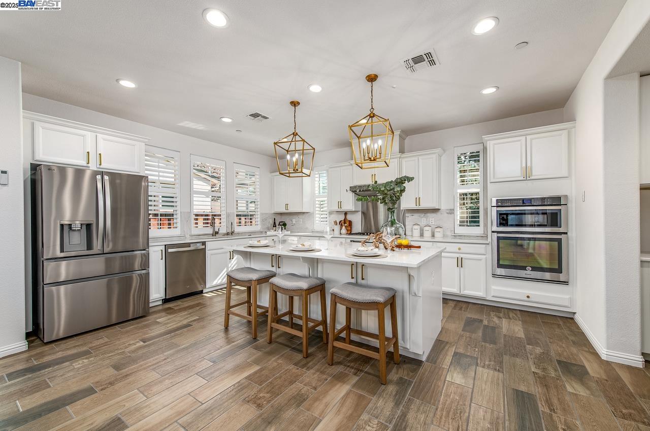 Detail Gallery Image 4 of 47 For 4338 Healdsburg Way, Dublin,  CA 94568 - 5 Beds | 5 Baths