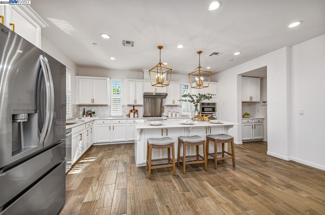 Detail Gallery Image 5 of 47 For 4338 Healdsburg Way, Dublin,  CA 94568 - 5 Beds | 5 Baths