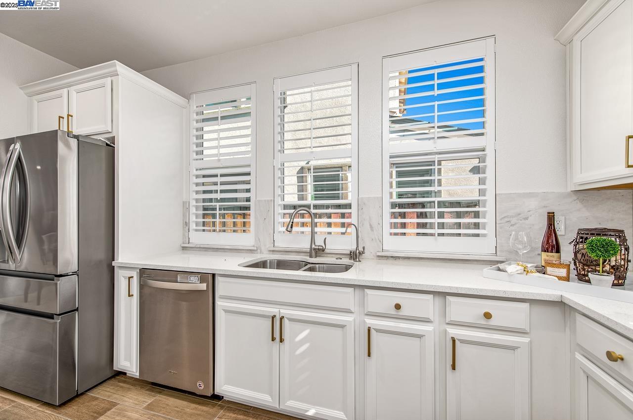 Detail Gallery Image 8 of 47 For 4338 Healdsburg Way, Dublin,  CA 94568 - 5 Beds | 5 Baths