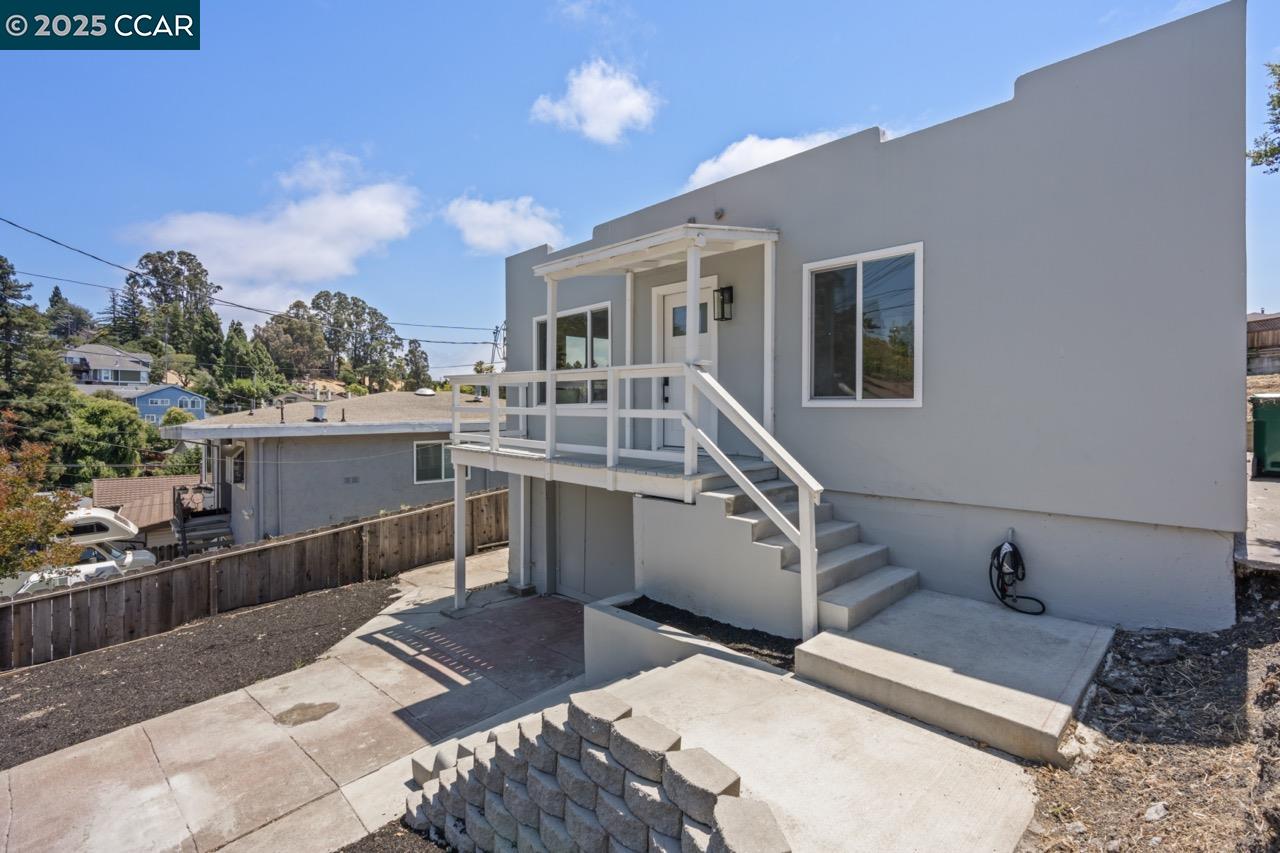 Detail Gallery Image 2 of 42 For 1923 Thompson Ln, El Sobrante,  CA 94803 - 2 Beds | 1 Baths