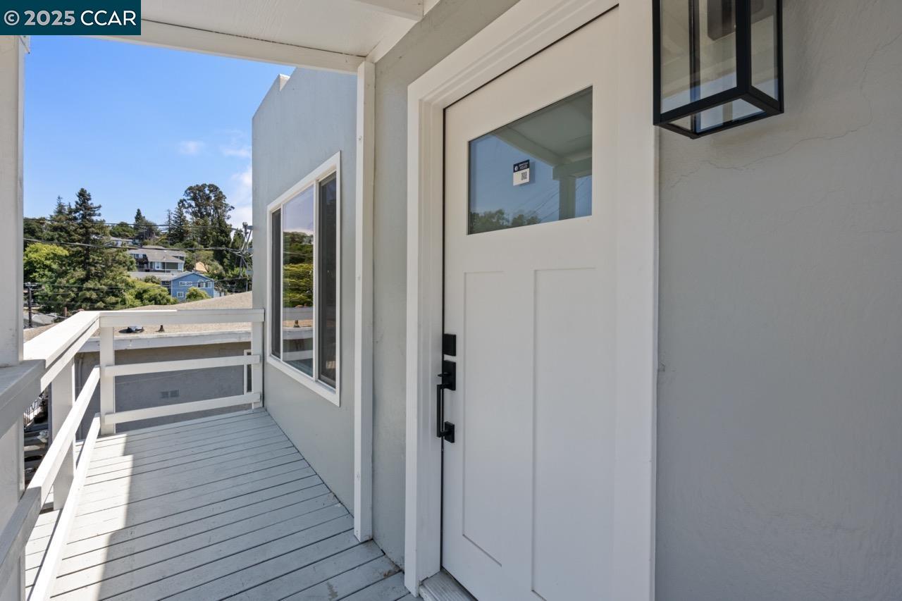 Detail Gallery Image 3 of 42 For 1923 Thompson Ln, El Sobrante,  CA 94803 - 2 Beds | 1 Baths