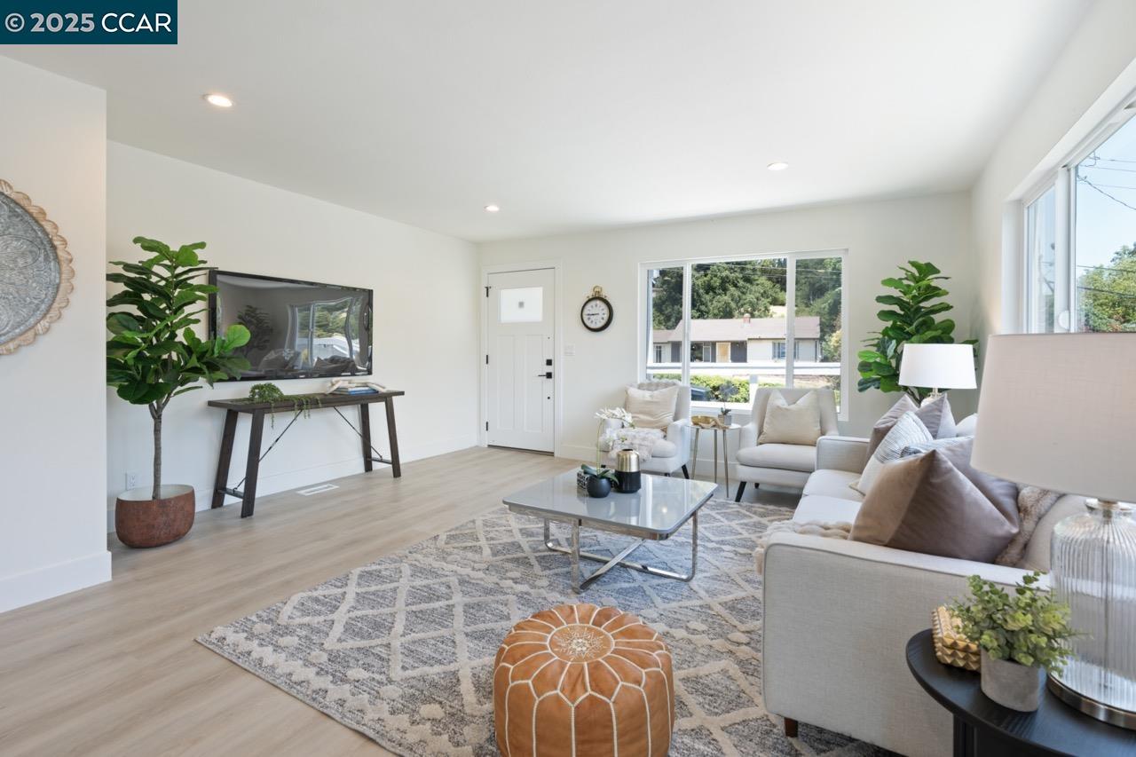 Detail Gallery Image 7 of 42 For 1923 Thompson Ln, El Sobrante,  CA 94803 - 2 Beds | 1 Baths