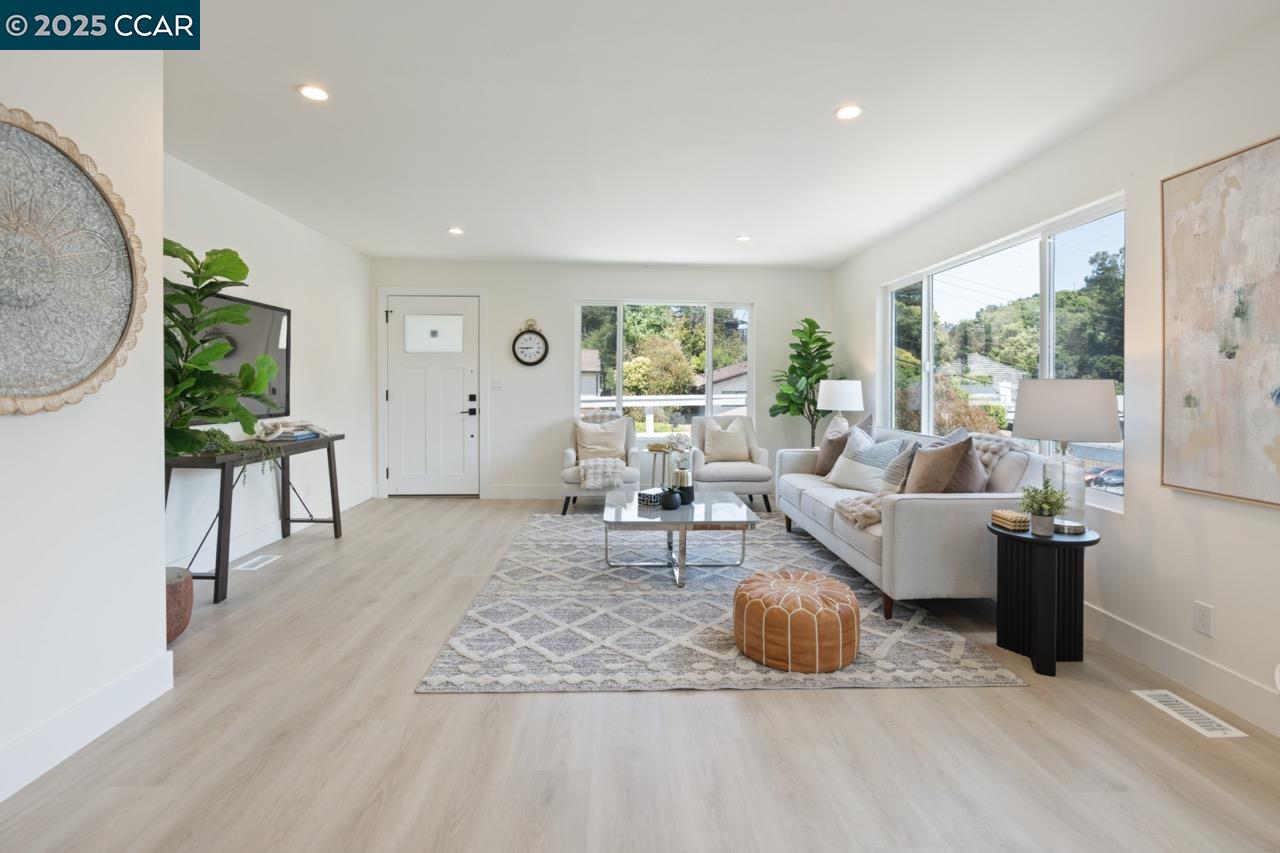 Detail Gallery Image 8 of 42 For 1923 Thompson Ln, El Sobrante,  CA 94803 - 2 Beds | 1 Baths