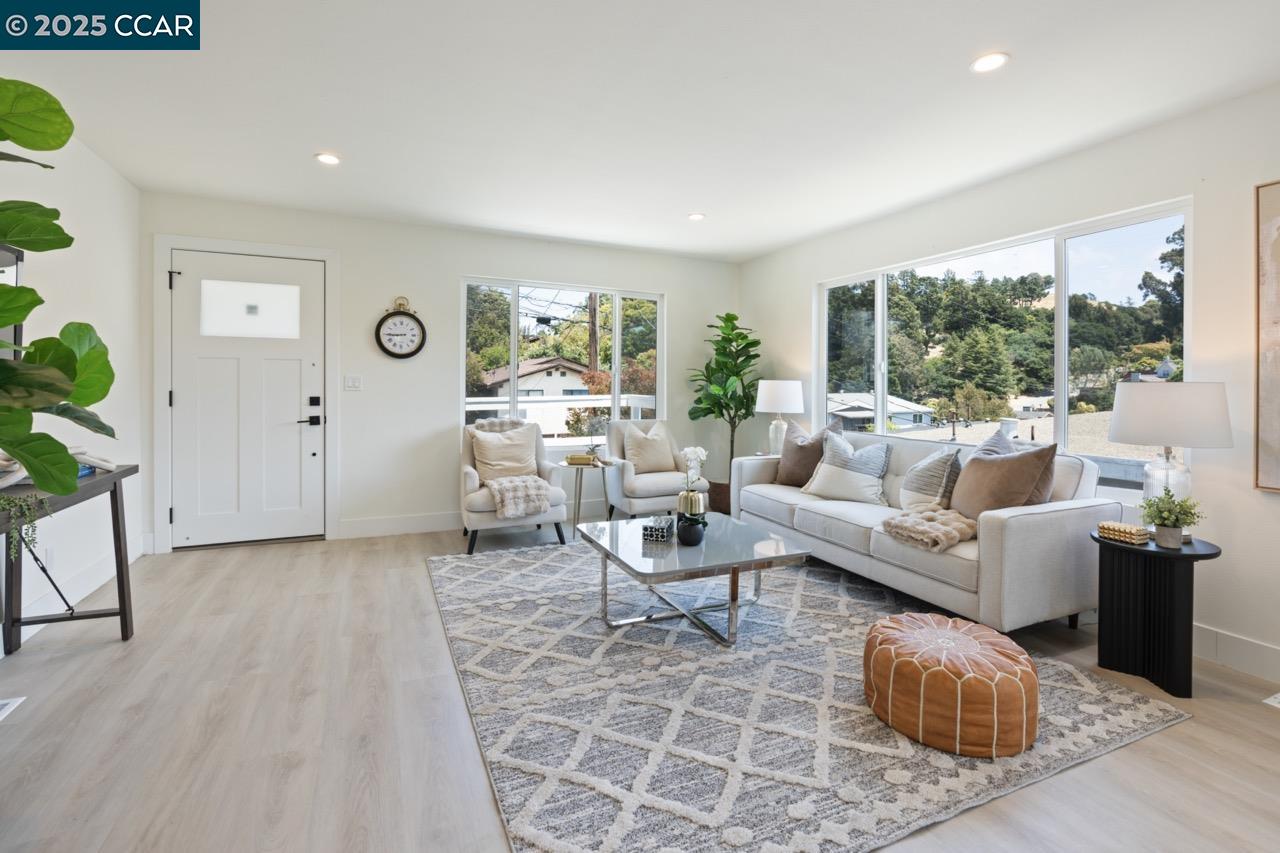 Detail Gallery Image 9 of 42 For 1923 Thompson Ln, El Sobrante,  CA 94803 - 2 Beds | 1 Baths