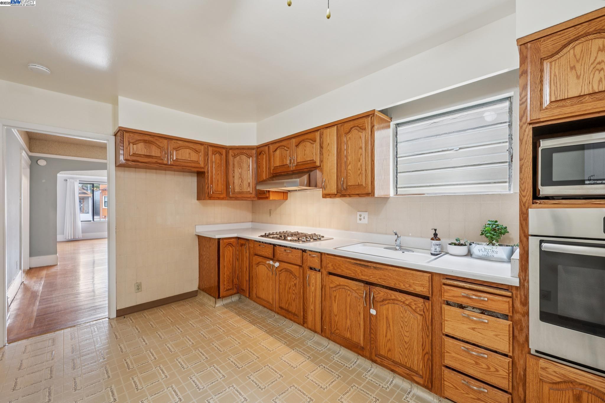 Detail Gallery Image 11 of 58 For 162 Madrid St, San Francisco,  CA 94112 - 4 Beds | 3 Baths