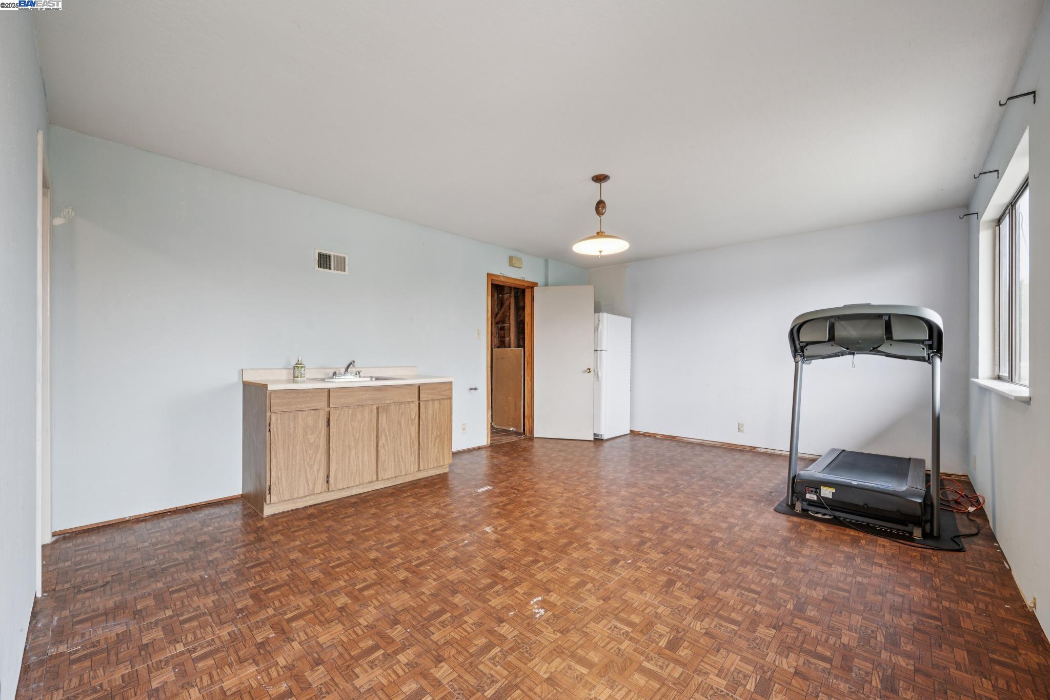 Detail Gallery Image 41 of 58 For 162 Madrid St, San Francisco,  CA 94112 - 4 Beds | 3 Baths