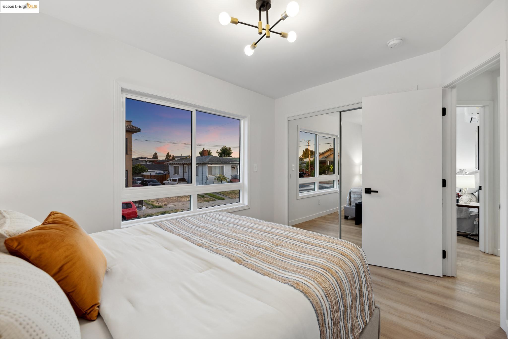 Detail Gallery Image 12 of 58 For 904 41st St, Oakland,  CA 94608 - 3 Beds | 2/1 Baths