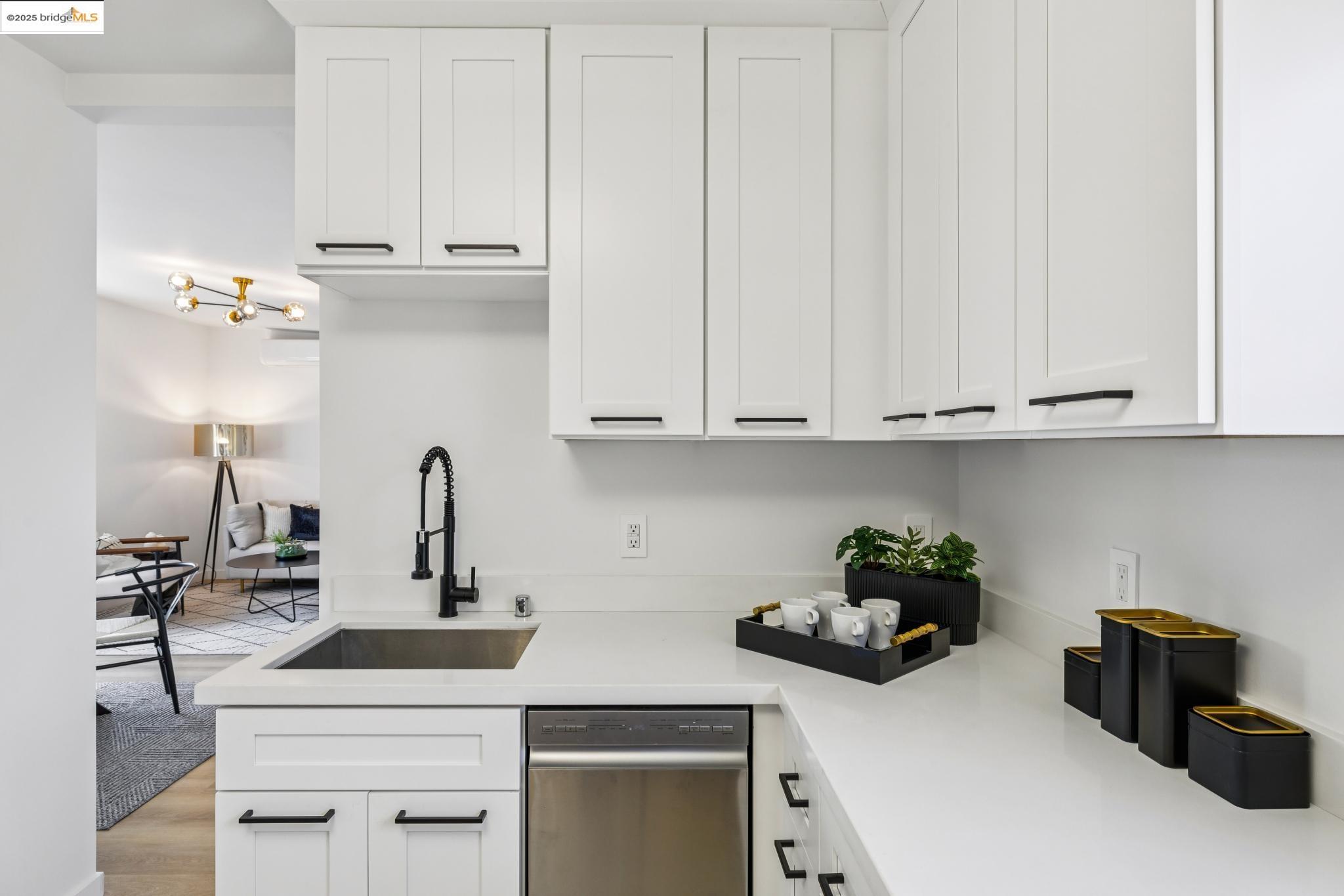 Detail Gallery Image 13 of 58 For 904 41st St, Oakland,  CA 94608 - 3 Beds | 2/1 Baths